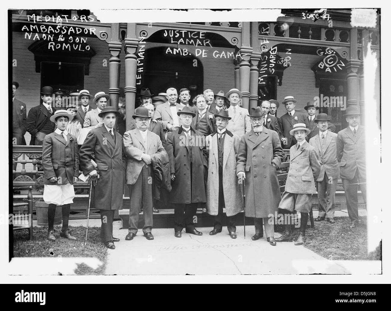 Un gruppo di diplomatici, tra cui l'ambasciatore Naon, il giudice Lamar e l'ambasciatore da Gama, alle Cascate del Niagara durante la conferenza di pace del 1914. Questo incontro di personalità internazionali mirava a mediare le tensioni durante la prima guerra mondiale, un evento diplomatico cruciale. Foto Stock