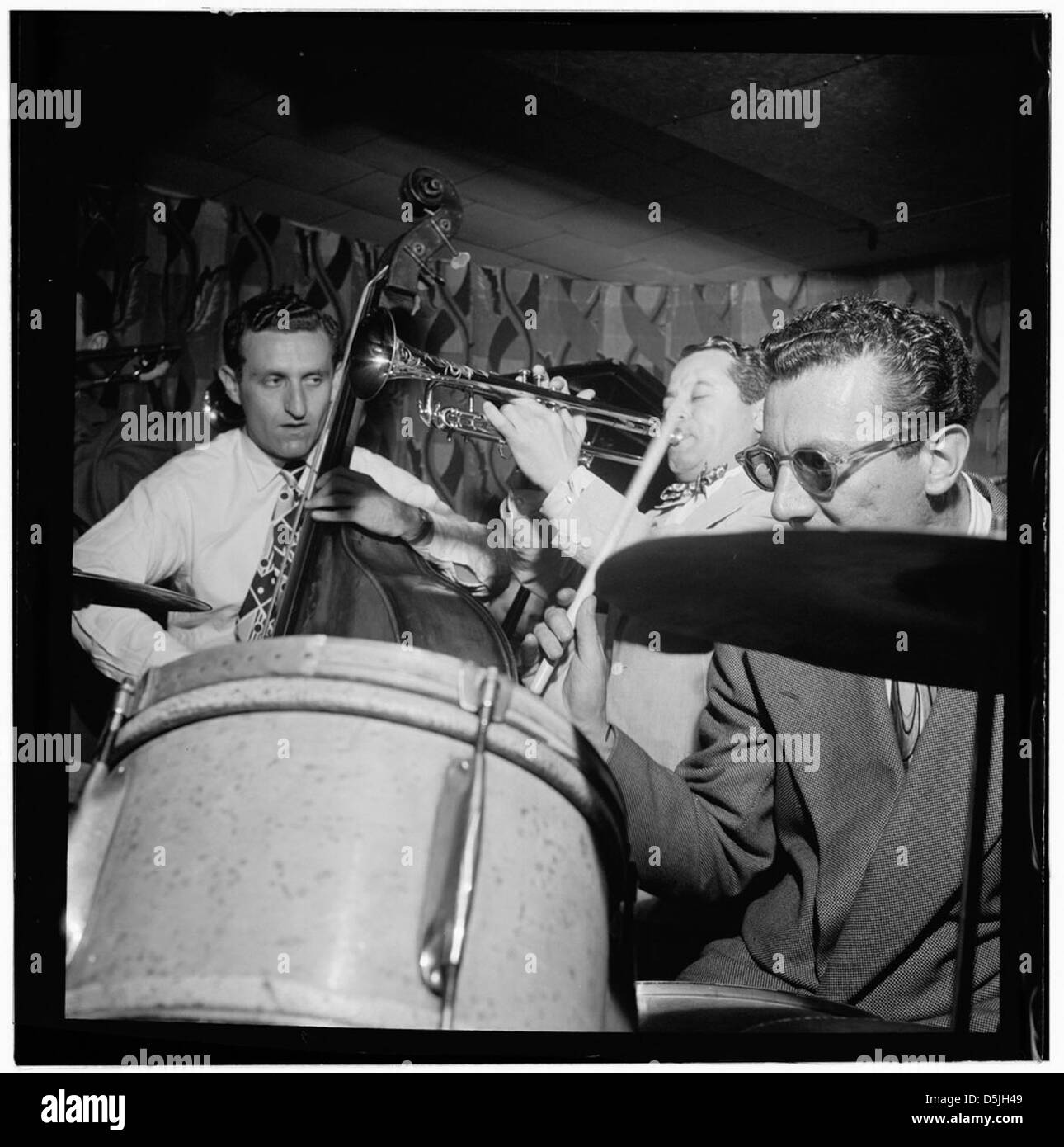 [Ritratto di Jack Lesberg e Max Kaminsky, famosa porta, New York, N.Y., tra il 1946 e il 1948] (LOC) Foto Stock