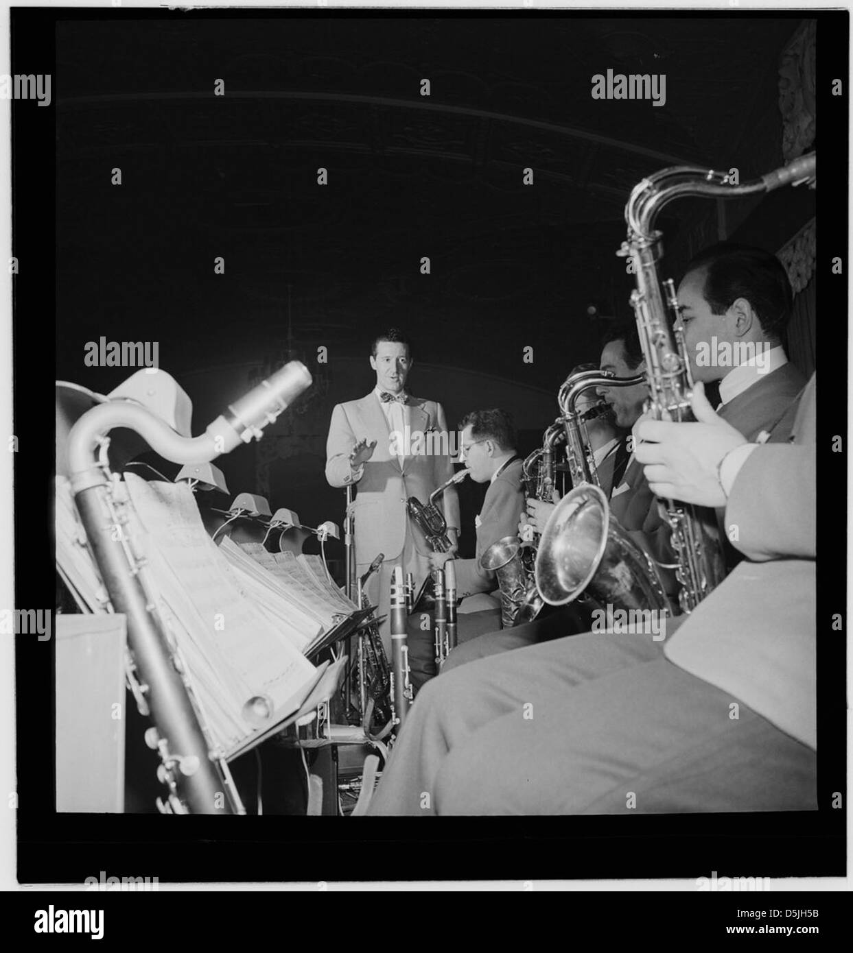 [Ritratto di Ray McKinley, (Robert) Dean Kincaide, Bill Ainsworth, Ray Beller, e Peanuts Hucko, Hotel Commodore, Century Room, New York, N.Y., ca. Gennaio 1947] (LOC) Foto Stock