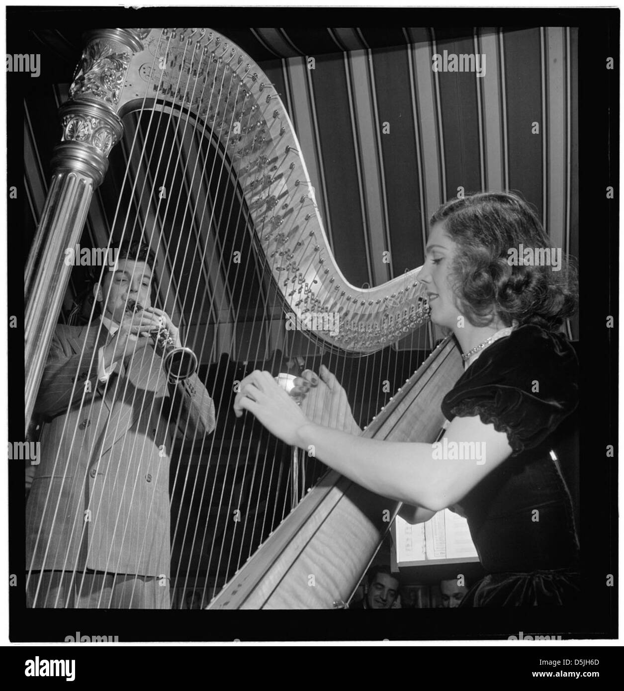 Questo ritratto cattura i musicisti jazz Joe Marsala e Adele Girard alla Hickory House di New York, alla fine degli anni '1940 Riflette il loro contributo alla scena jazz, catturando un momento della storia musicale americana. Foto Stock