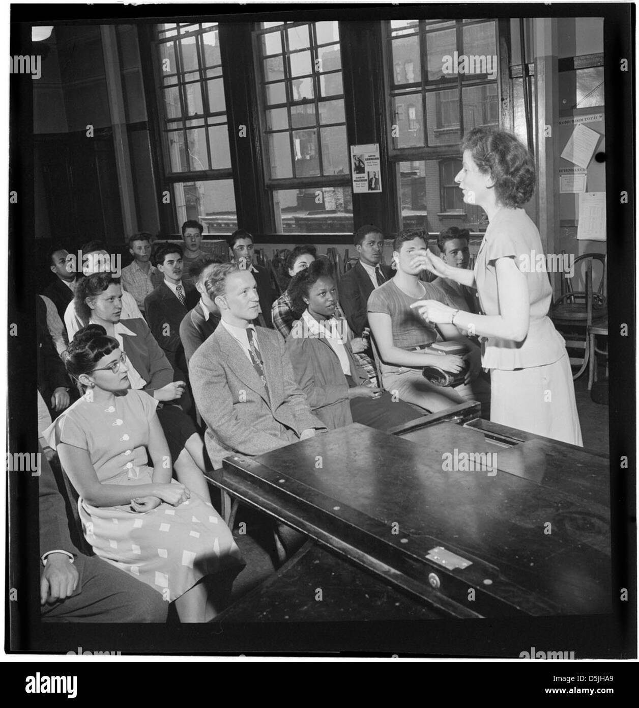 Questa fotografia del 1947 raffigura la Metropolitan Vocational High School di New York, catturando gli studenti in un ambiente scolastico. L'immagine rappresenta gli ambienti educativi della metà del XX secolo nell'America urbana. Foto Stock