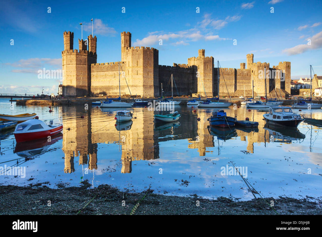 Caernarfon Castle nel Galles del Nord catturata ad alta marea Foto Stock
