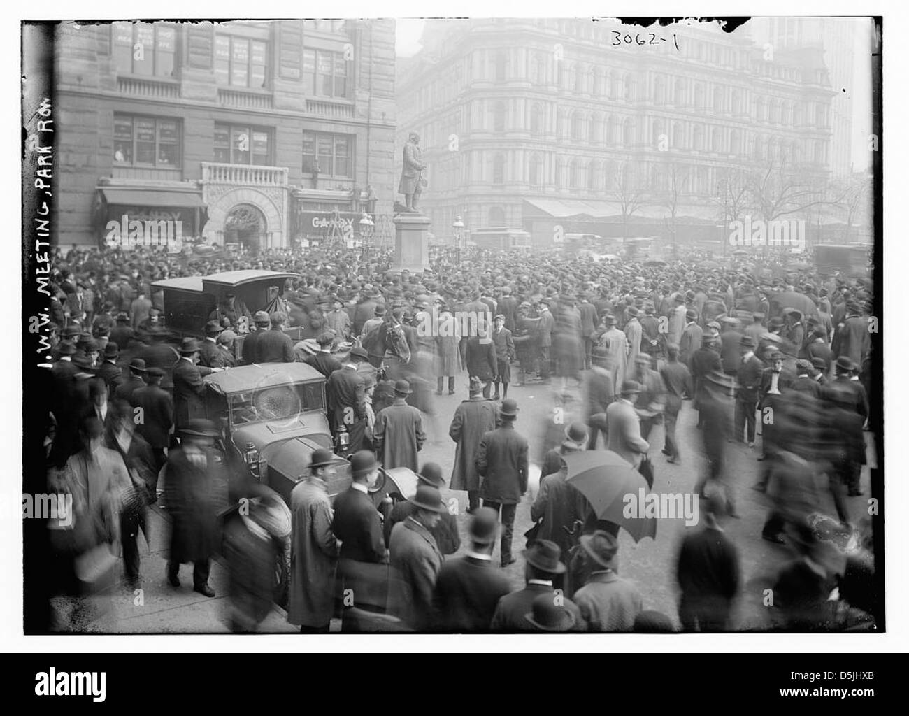 Una fotografia che mostra un incontro degli Industrial Workers of the World (I.W.W.) a Park Row, New York. L'immagine cattura un momento nella storia del lavoro organizzato durante l'inizio del XX secolo. Foto Stock