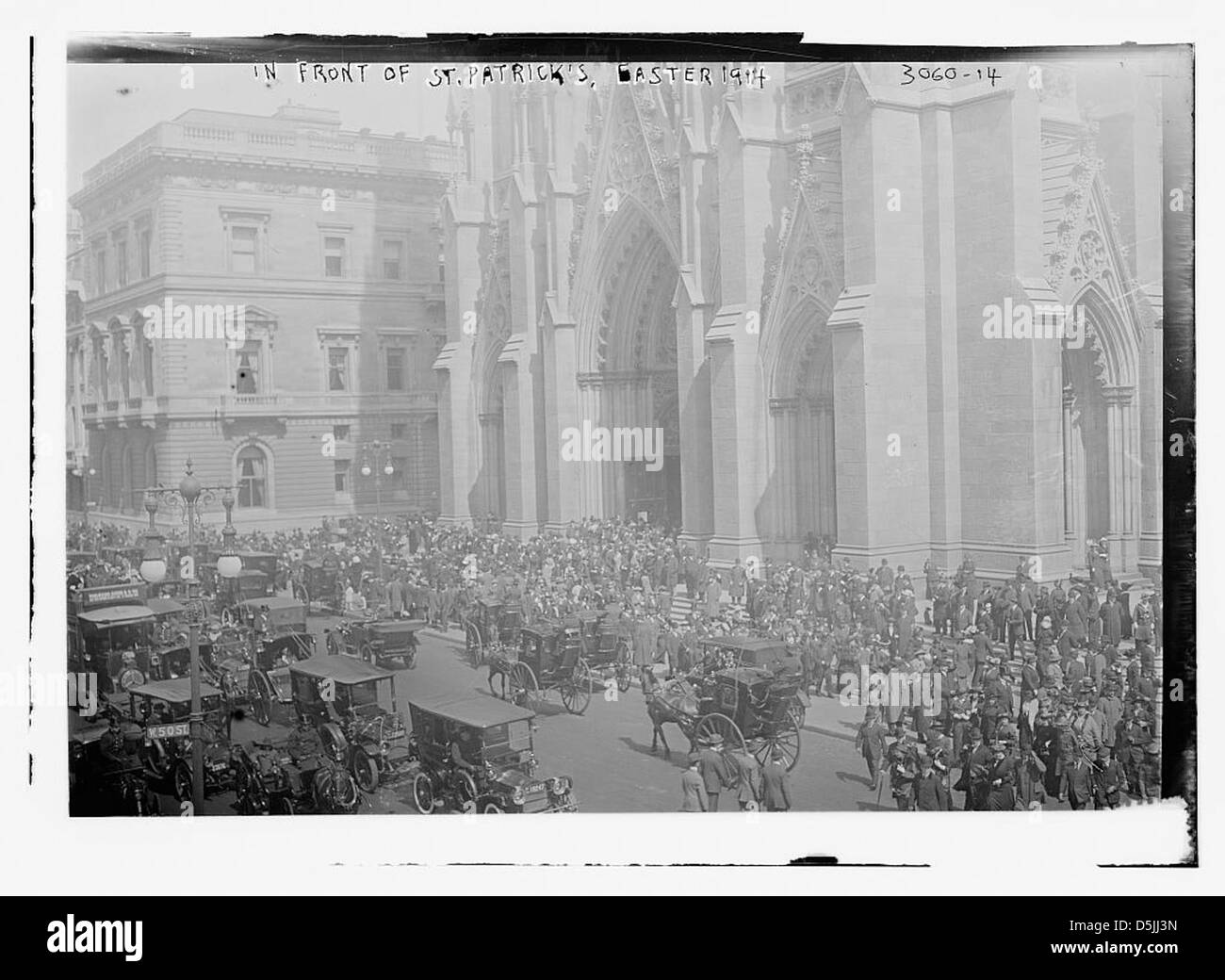 Una fotografia scattata di fronte alla cattedrale di San Patrizio a New York durante la Pasqua del 1914. L'immagine cattura il significato religioso della cattedrale e il contesto storico delle celebrazioni pasquali dei primi anni del XX secolo. Foto Stock