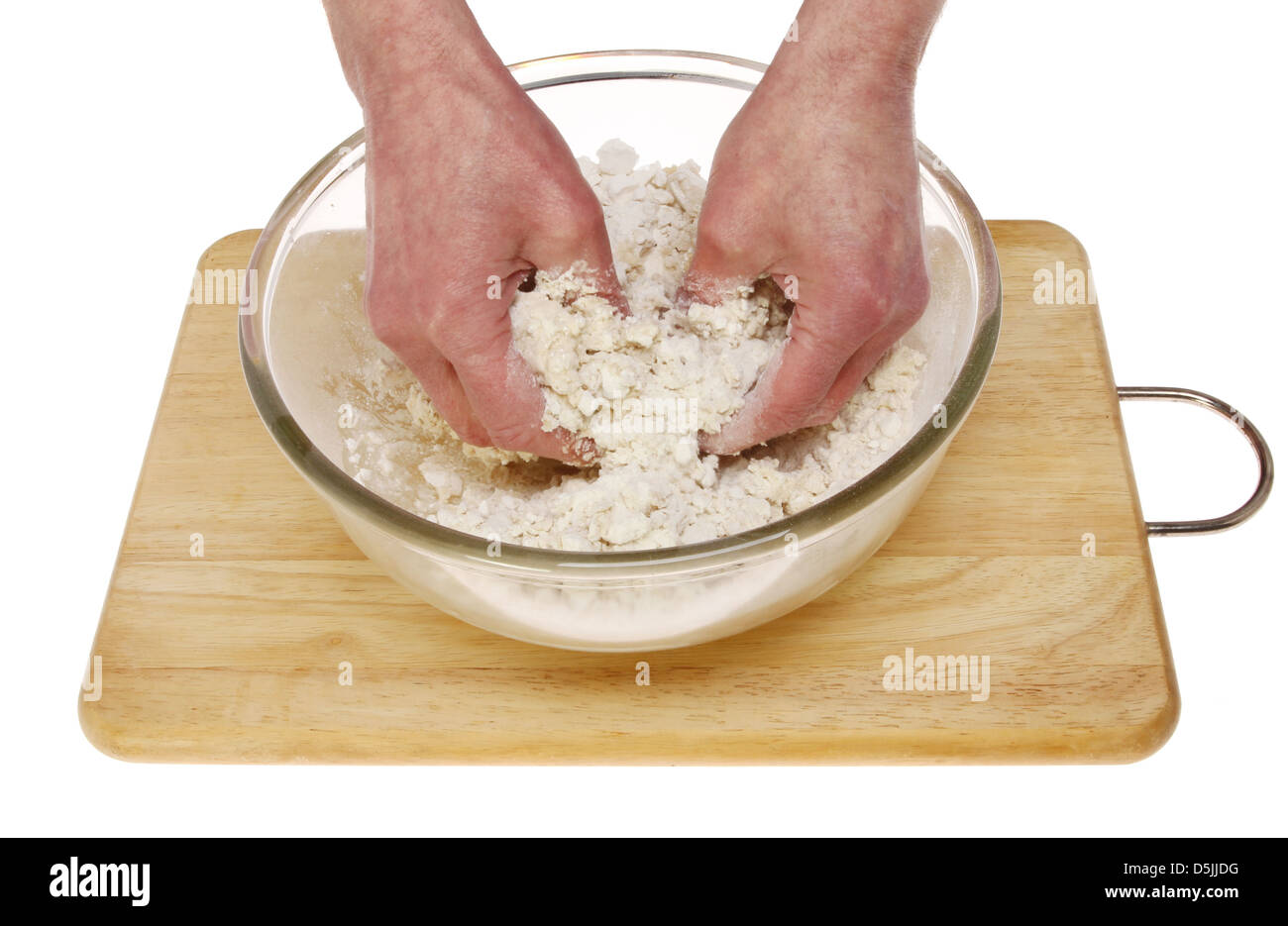 Le mani la miscelazione di pasta di pane in un recipiente di vetro Foto Stock