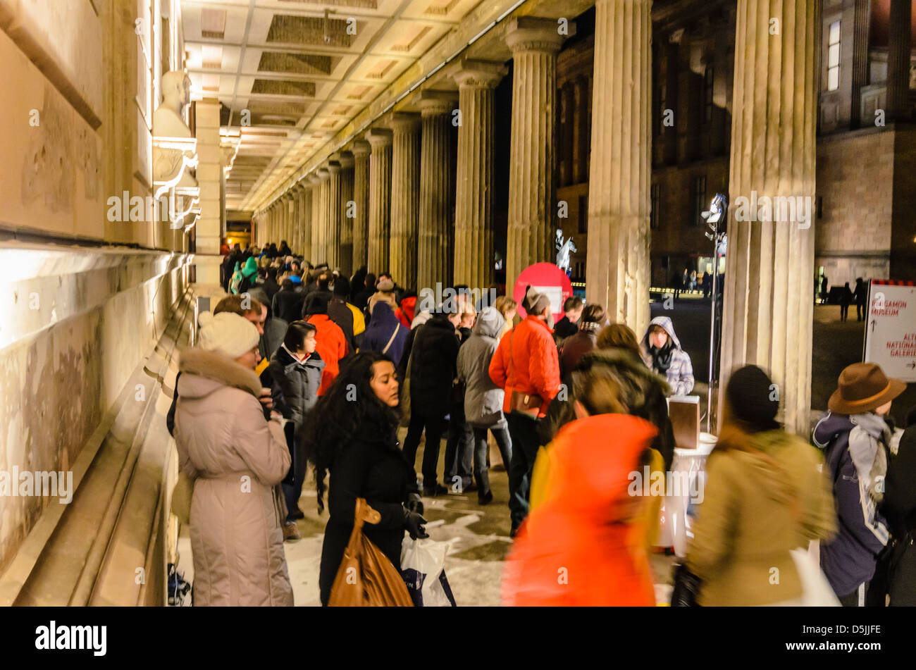 Lunga notte dei musei, Germania Berlino, Visitatore folla al nuovo museo Foto Stock