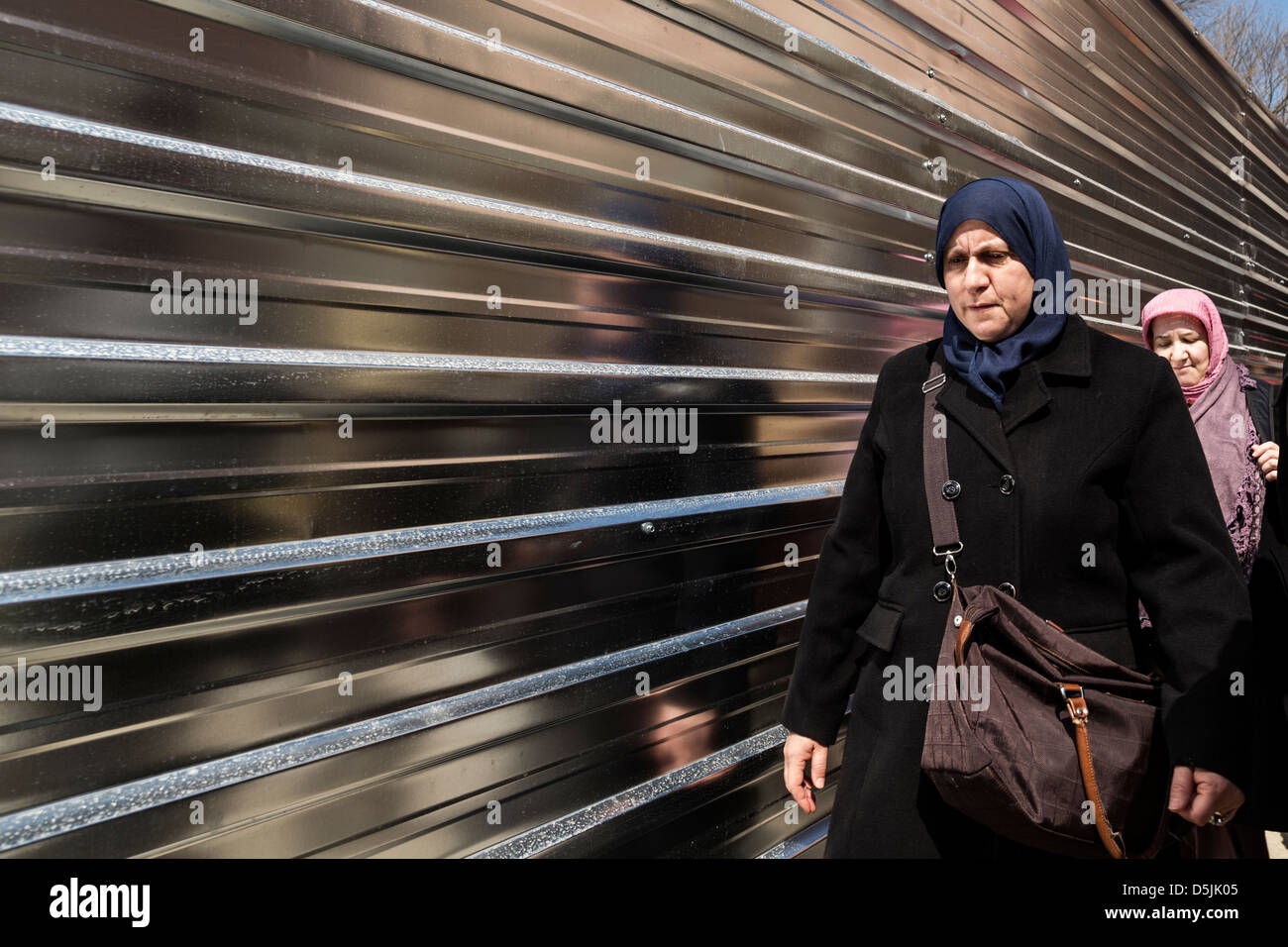 Le donne con il velo islamico al di fuori di Hagia Sophia, Istanbul, Turchia. Foto Stock