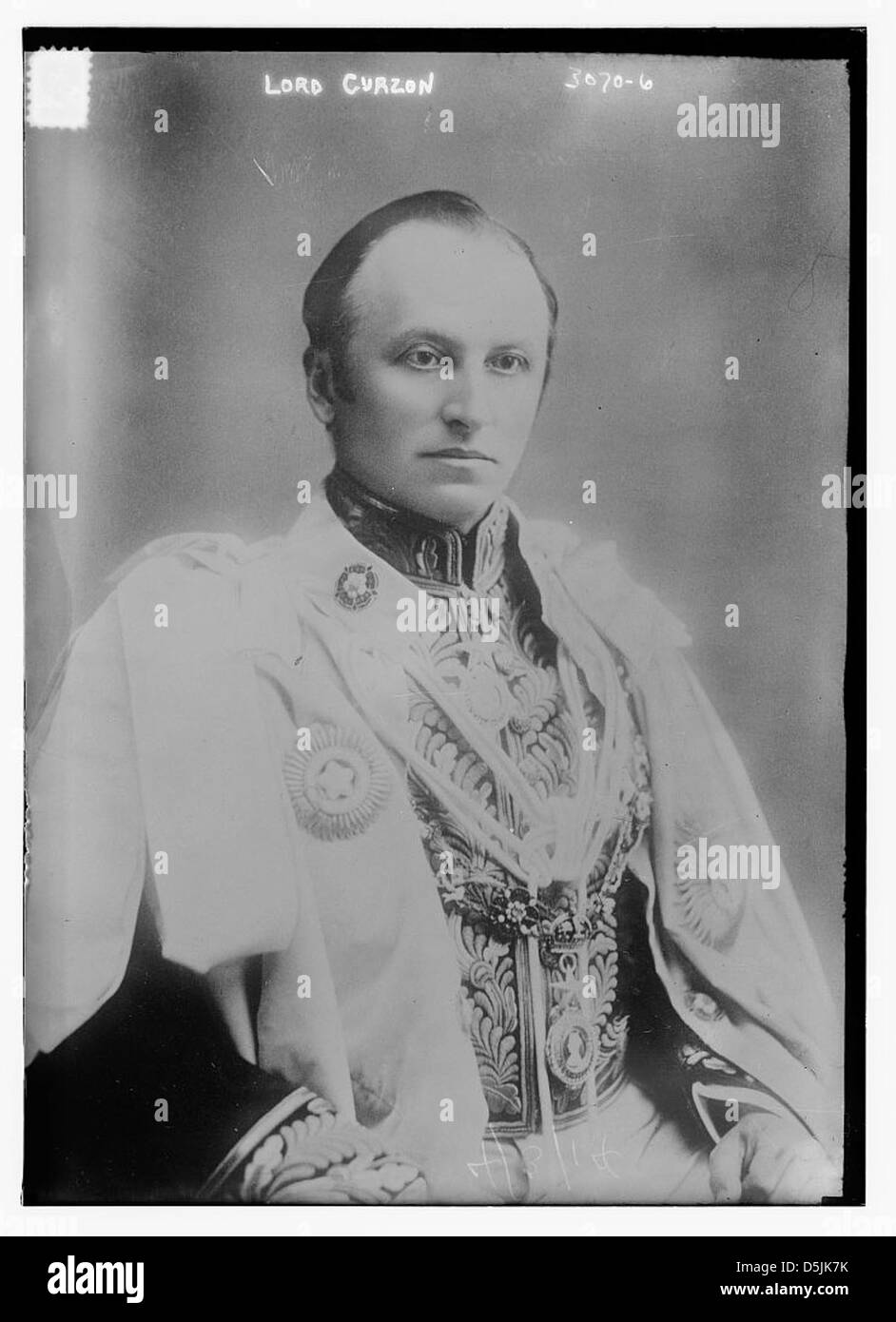 Un ritratto formale di Lord Curzon, uno statista britannico e viceré dell'India, catturato dalla Biblioteca del Congresso. Curzon è noto per il suo ruolo influente negli affari anglo-indiani. Foto Stock