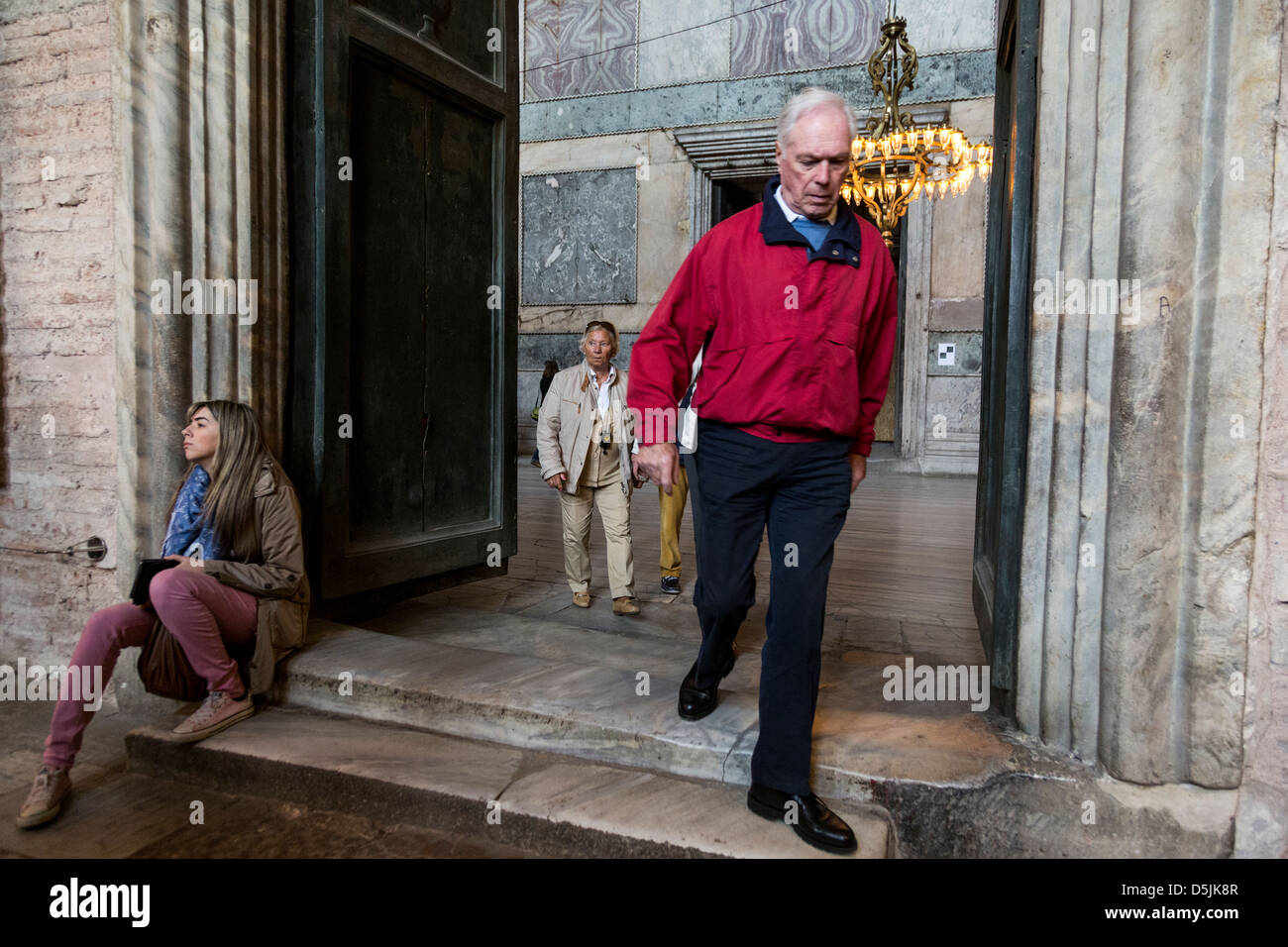 I turisti passeggiate nel Museo Hagia Sophia, Istanbul, Turchia. Foto Stock