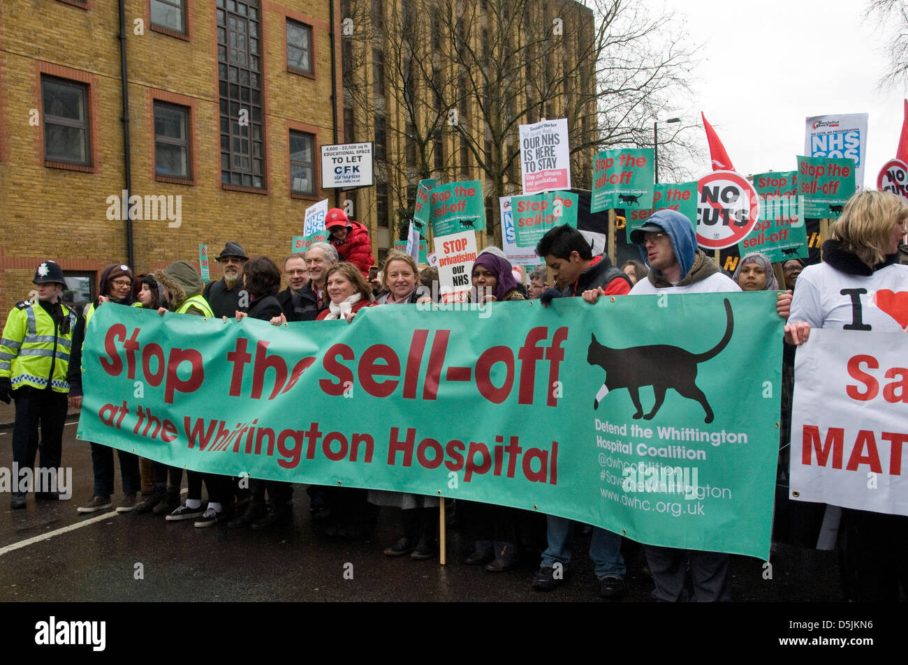 Banner dicendo arrestare il Sell-off all'Ospedale Whittington marzo, Holloway Road, Londra Inghilterra REGNO UNITO Foto Stock