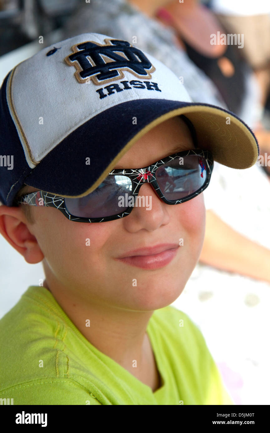 Bambino di otto anni indossando occhiali da sole su un viaggio di pesca nel golfo del Messico, Florida, Stati Uniti d'America. Foto Stock