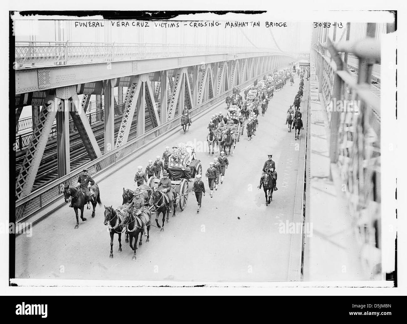 Funerale -- Vera Cruz vittime--crossing Manhattan Bridge (LOC) Foto Stock