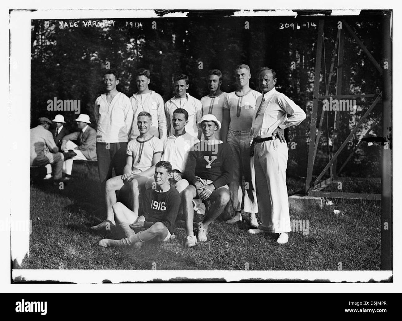 Questa fotografia mostra il team di Yale University Varsity del 1914. Cattura gli atleti in uniforme, rappresentando la prestigiosa università in un contesto sportivo competitivo. Foto Stock