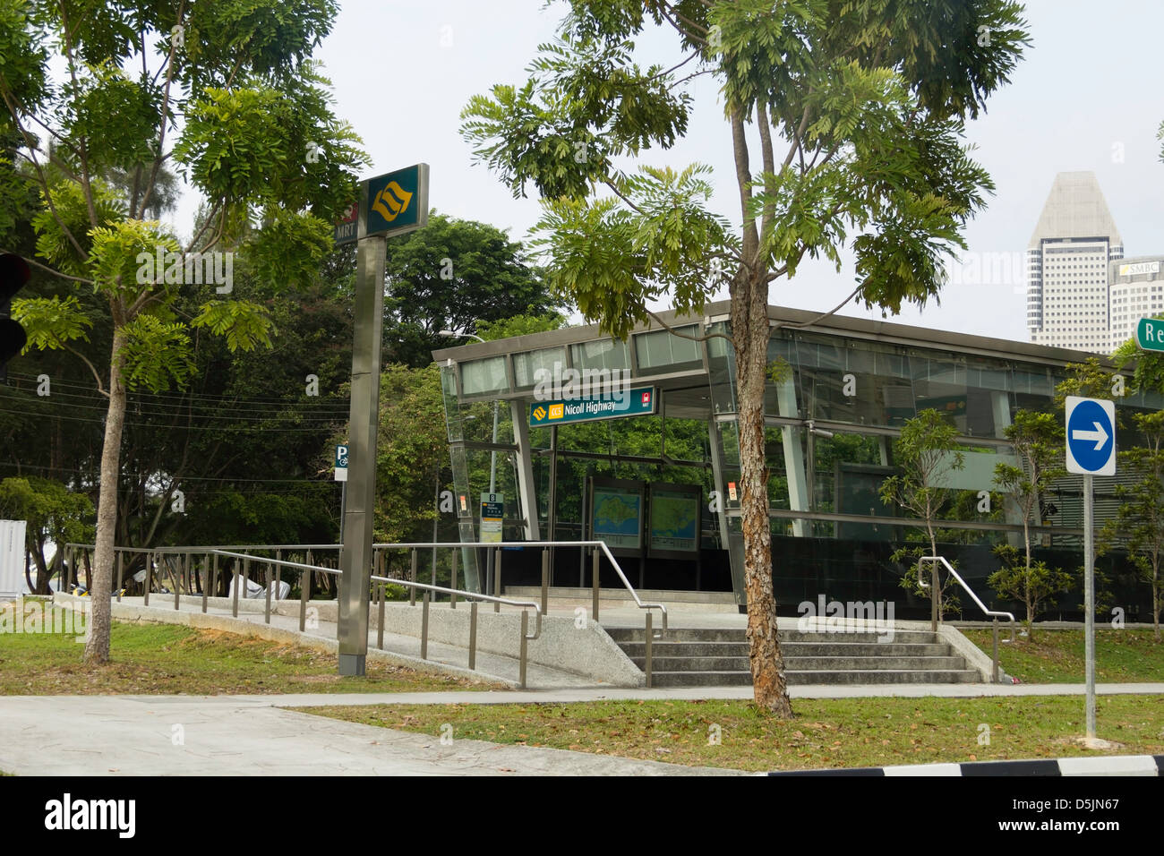 L'entrata dell'autostrada Nicoll dalla stazione MRT di Singapore, situato nel mezzo di un sacco di verde e di alberi in tutto Foto Stock