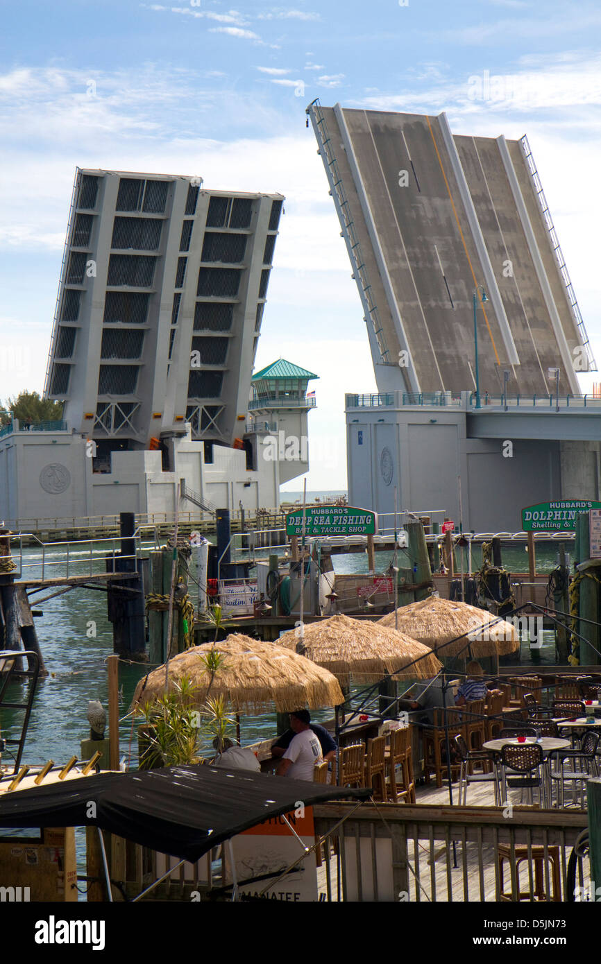 John's Pass Bridge è un twin-span ponte levatoio si trova a Madeira Beach, collegandola al Treasure Island, Florida, Stati Uniti d'America. Foto Stock