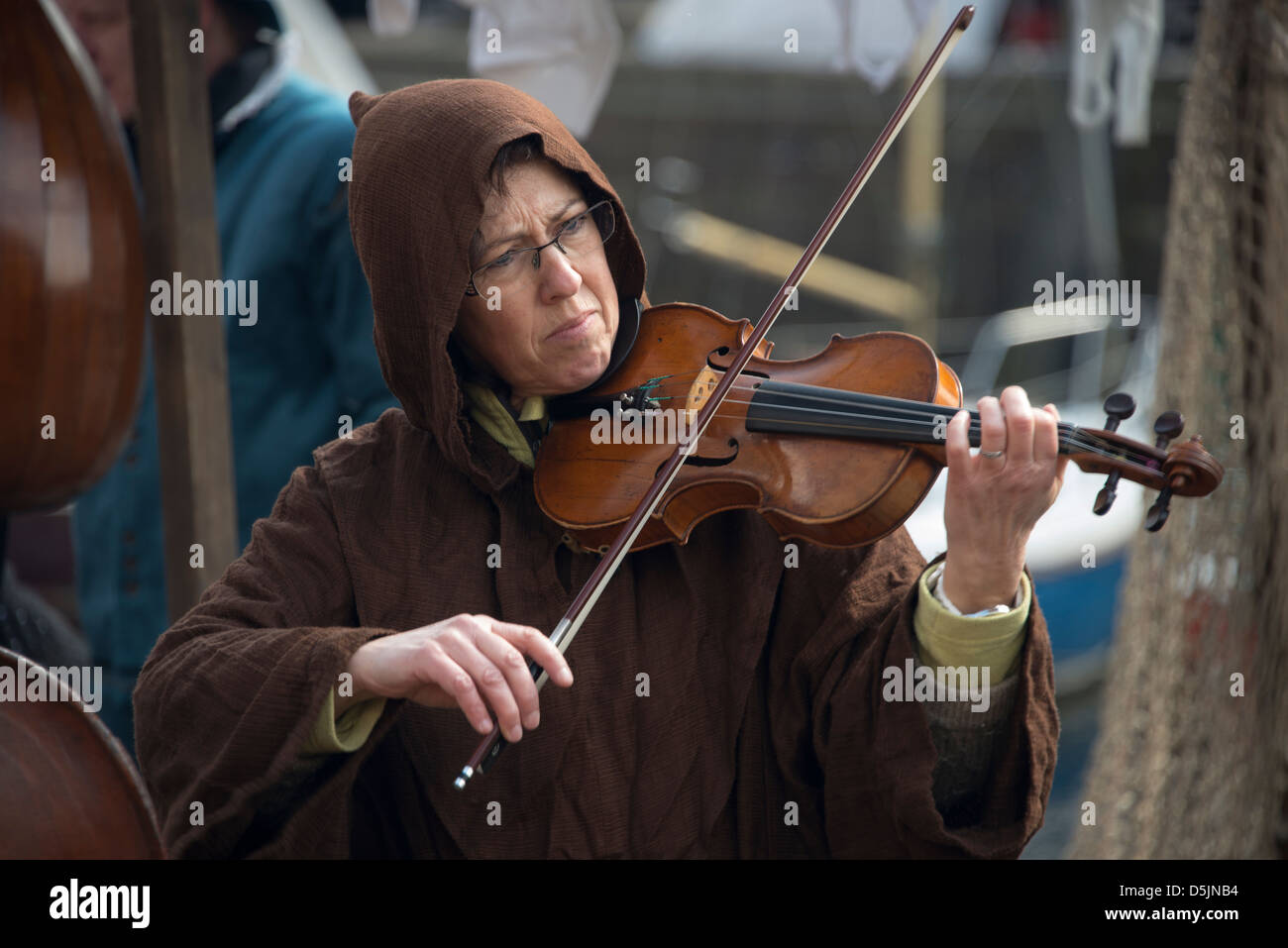 Donna in costume tradizionale giocando sul mercato in aprile 01, 2013 in Brielle,Olanda.Questo è il partito del punto Foto Stock