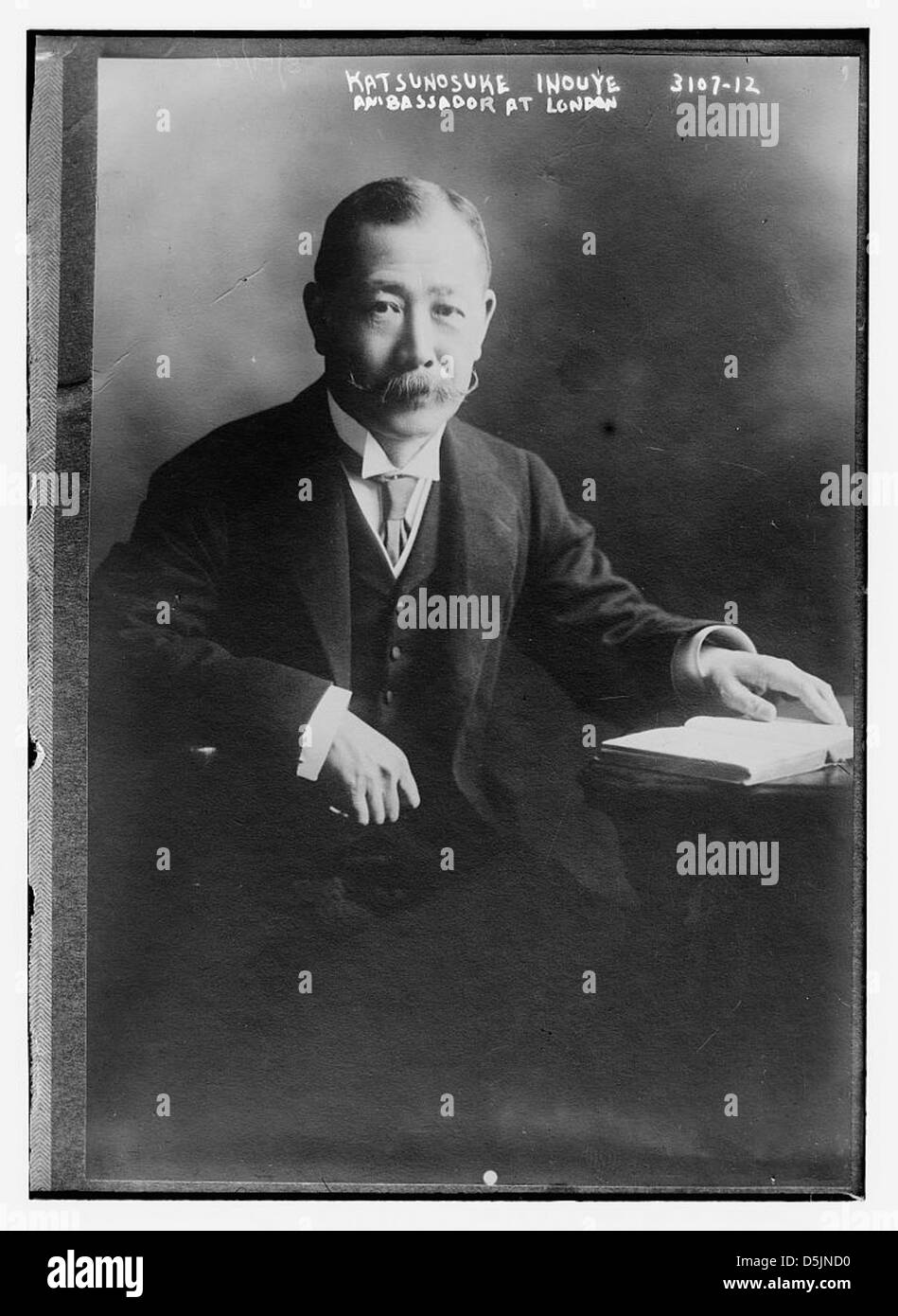 Katsunosuke Inouye, l'ambasciatore giapponese a Londra, viene catturato in un ritratto formale, che riflette il suo ruolo nelle relazioni diplomatiche tra il Giappone e il Regno Unito. Foto Stock