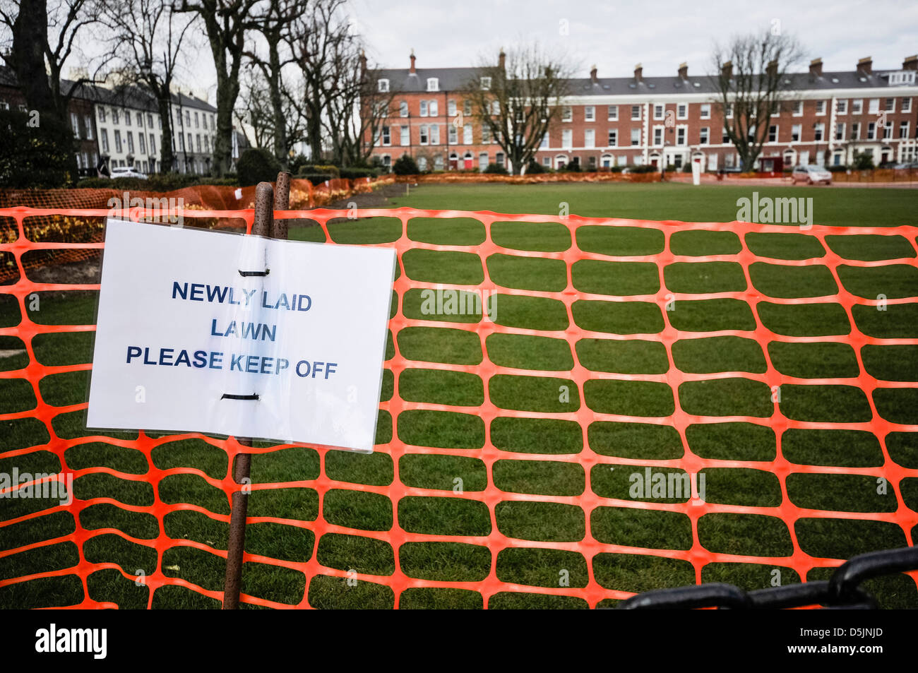 Segno su una nuova posa prato a chiedere alle persone di mantenere spento. Foto Stock
