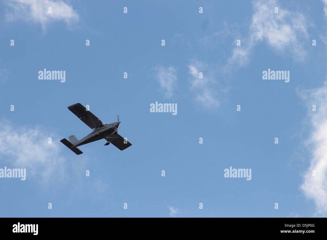 Volo aereo tra le nuvole e cielo blu Foto Stock