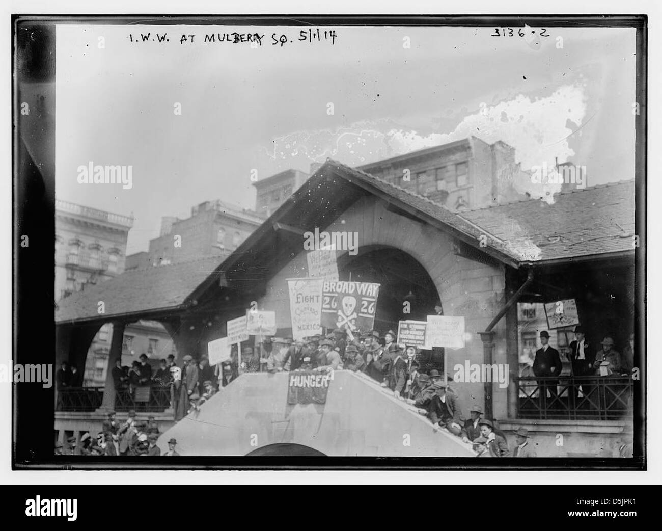 Una fotografia degli Industrial Workers of the World (I.W.W.) si è riunita a Mulberry Square il 1° maggio 1914. L'immagine mette in evidenza l'attivismo del lavoro e i movimenti sociali del tempo. Foto Stock
