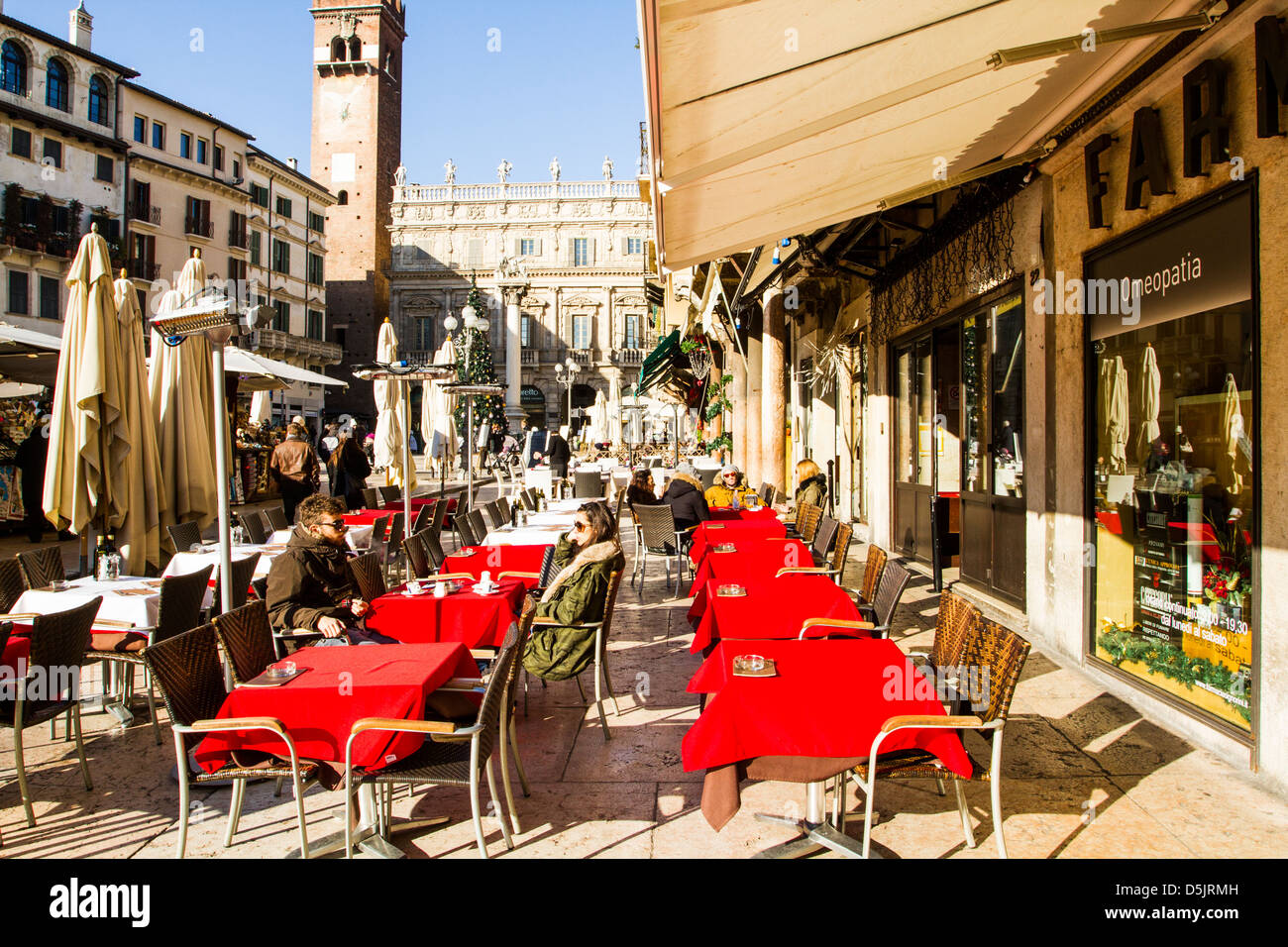 Café in Piazza delle Erbe. Foto Stock
