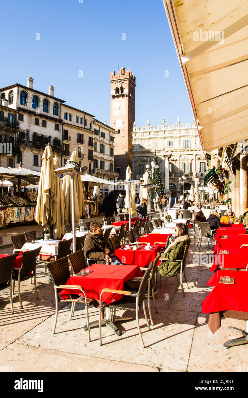 Café in Piazza delle Erbe. Foto Stock