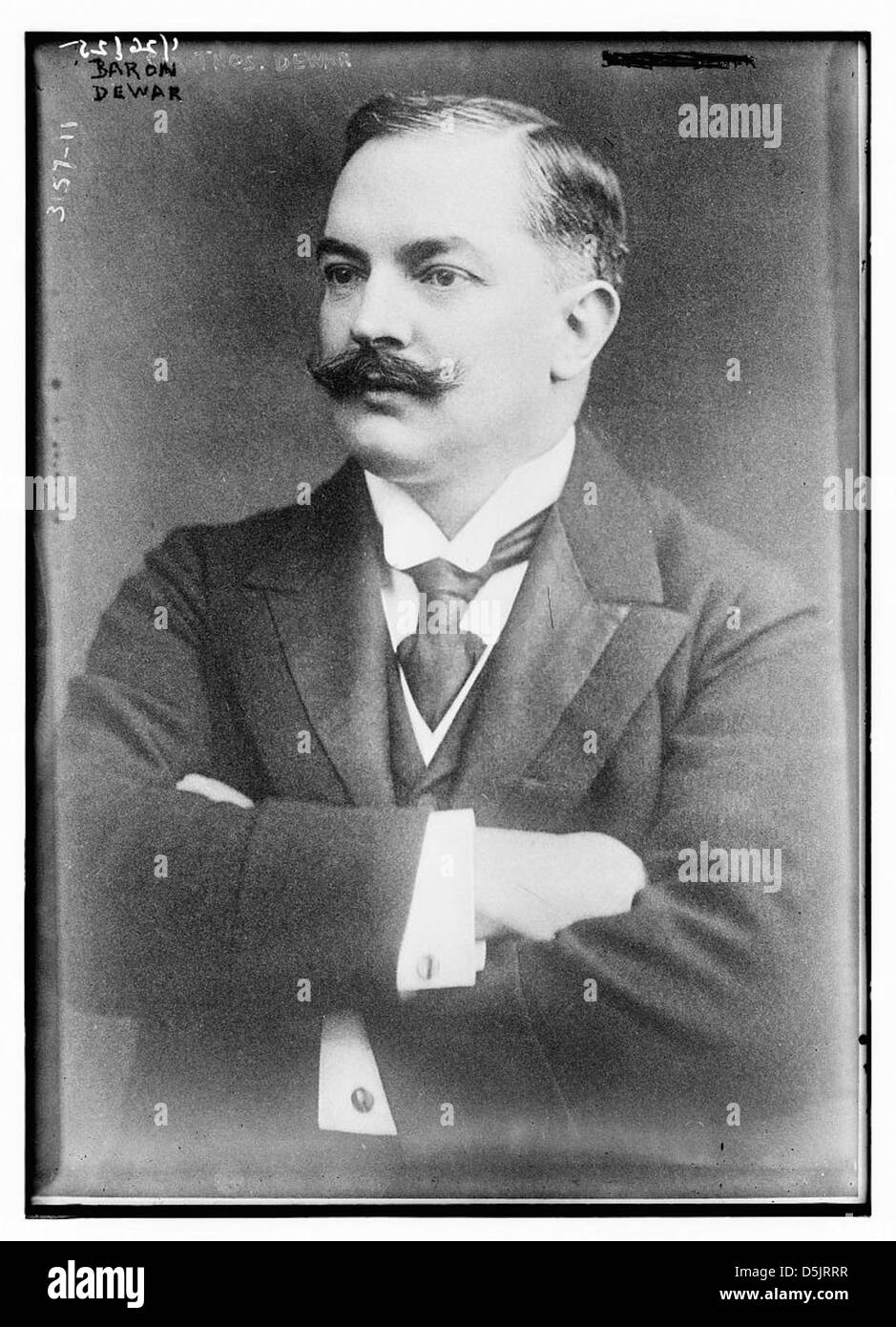 Questo ritratto del barone Dewar lo mostra seduto con le braccia incrociate, indossando un baffo, tipico dello stile Movember. Dewar era un importante distillatore e produttore di whisky noto per il suo lavoro nell'industria del whisky. Foto Stock
