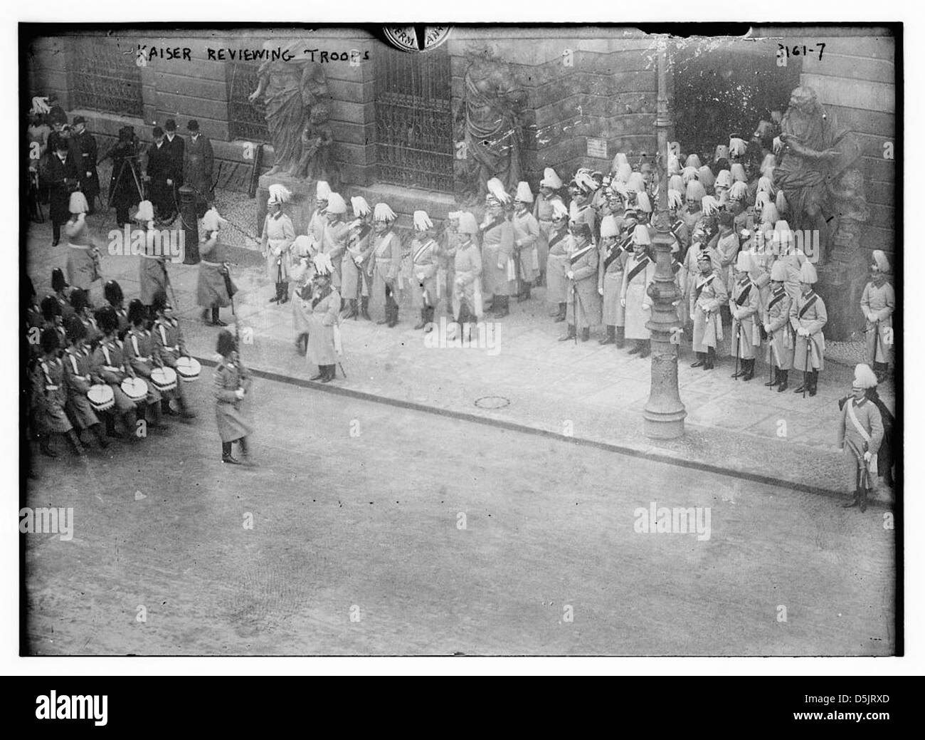 L'immagine cattura il Kaiser Guglielmo II che rivede le truppe tedesche durante il periodo della Germania imperiale. Questo momento riflette la pompa militare e l'organizzazione dell'esercito tedesco all'inizio del XX secolo. Foto Stock