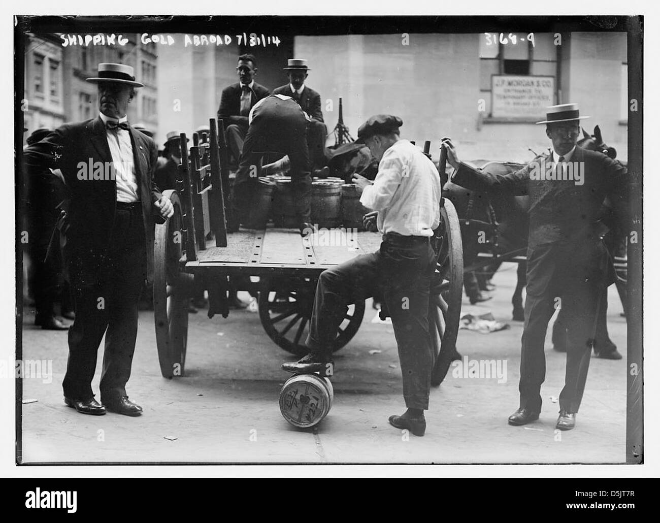 Una fotografia dell'oro spedito all'estero il 31 luglio 1914, che cattura il processo di trasporto di metalli preziosi durante l'inizio del XX secolo. Foto Stock