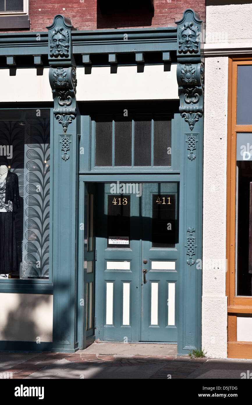 Rockland Maine, Main Street. Una ghisa porta con stile Eastlake decorazione sulla ex First National Bank building. Foto Stock