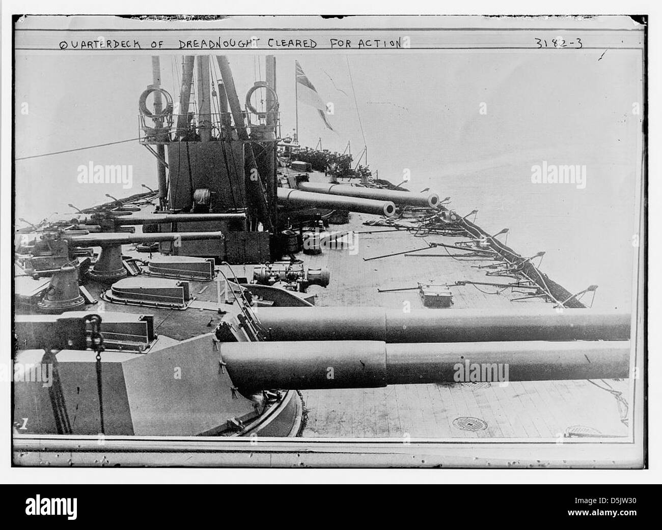 Questa immagine raffigura il quarterdeck della HMS Dreadnought, una corazzata britannica, con i suoi cannoni da 12 pollici pronti per l'azione, pronti per il combattimento navale. Foto Stock