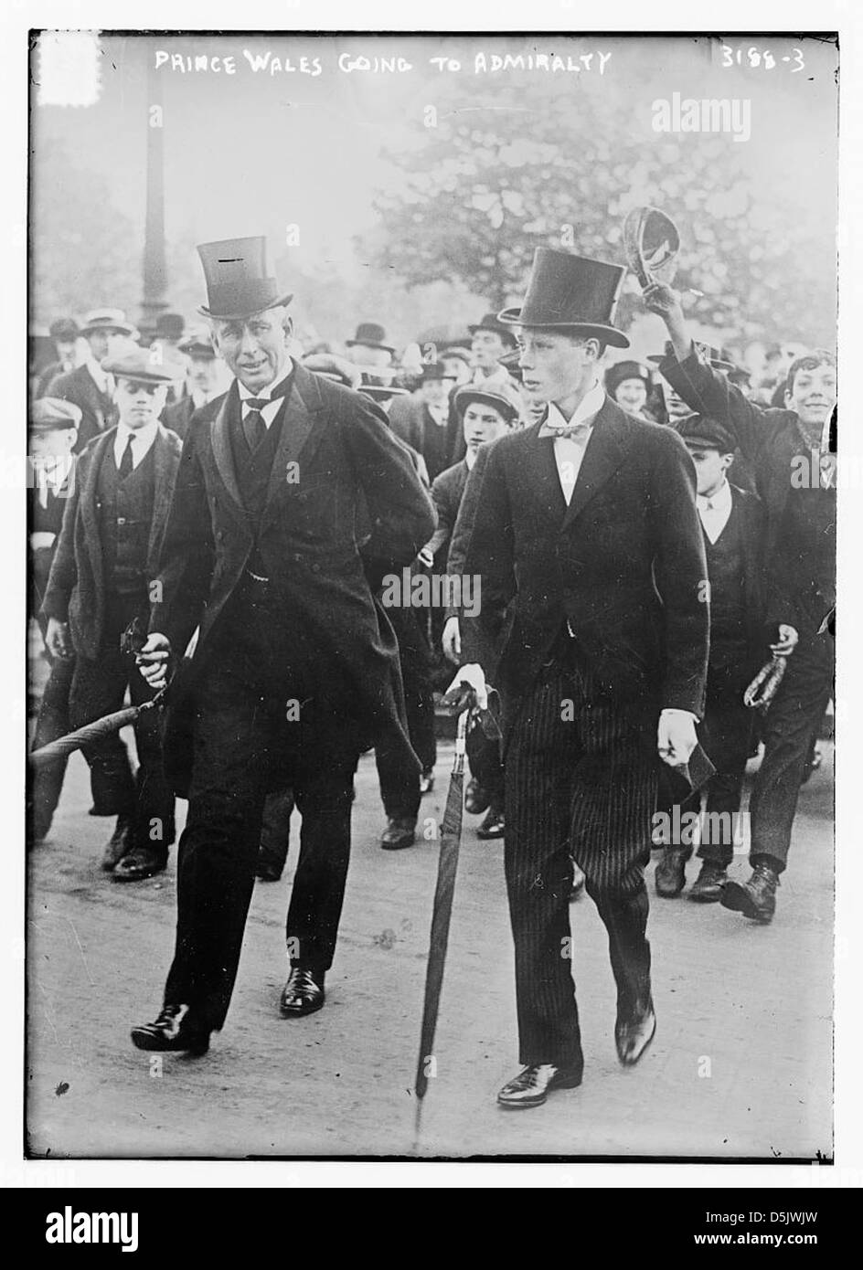 Questa fotografia mostra il principe di Galles che si reca all'Ammiragliato, catturando un momento di dovere reale durante un impegno pubblico. Foto Stock