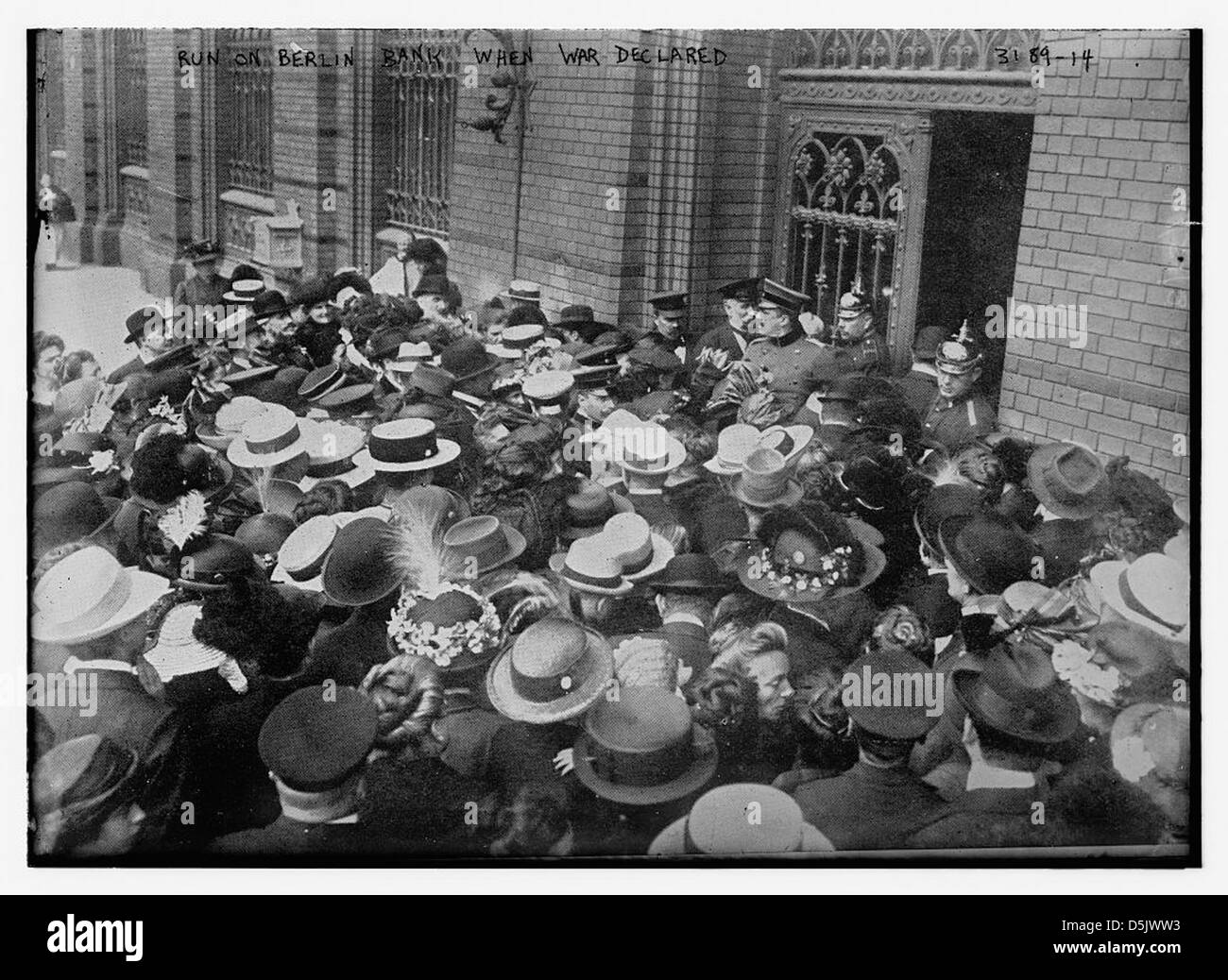 Eseguire sulla banca di Berlino quando la guerra dichiarata (LOC) Foto Stock