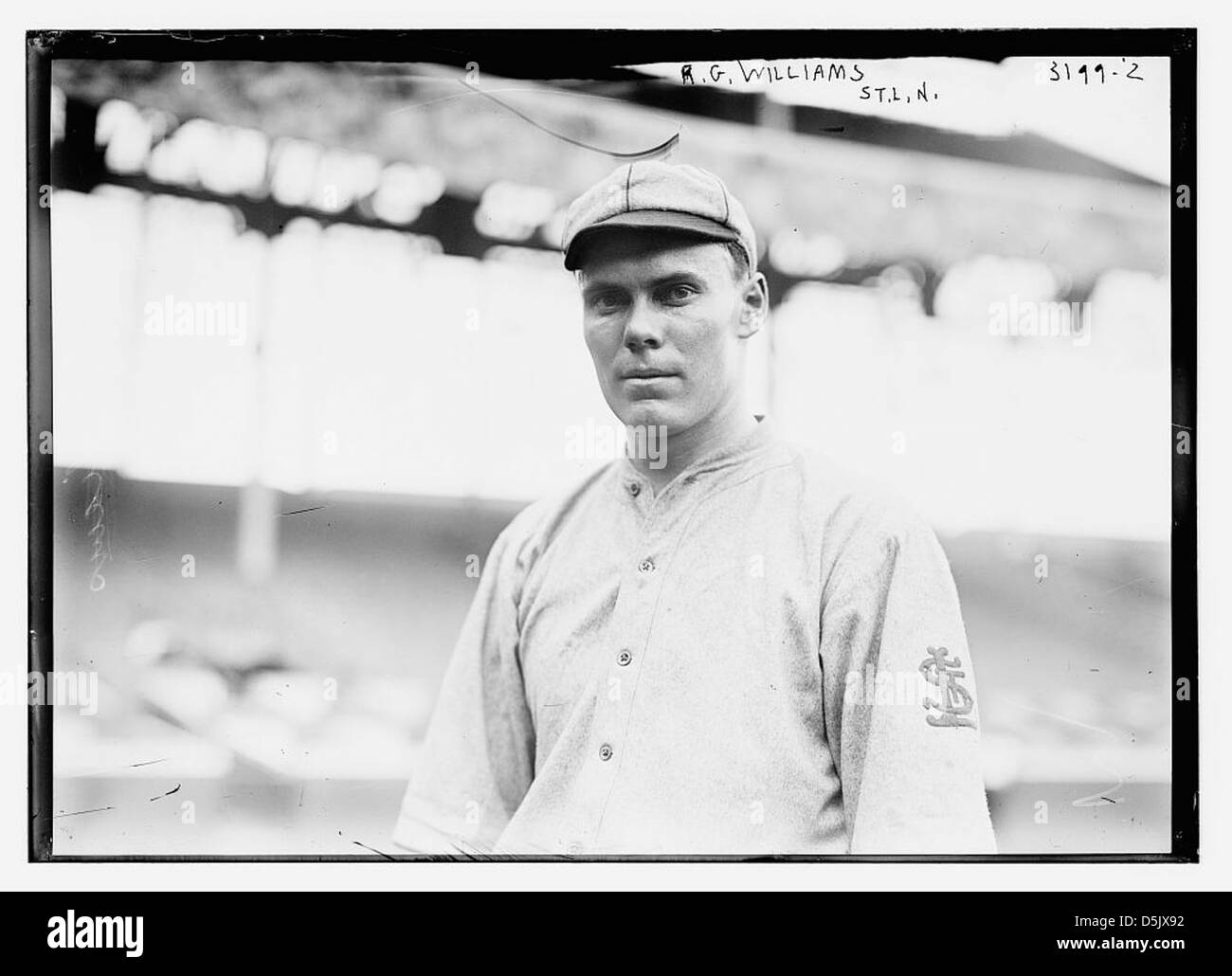 Rees G. "Steamboat" Williams, un giocatore dei St. Louis Cardinals della National League, è visto al Polo Grounds di New York durante una partita di baseball, mostrando la scena sportiva dell'epoca. Foto Stock