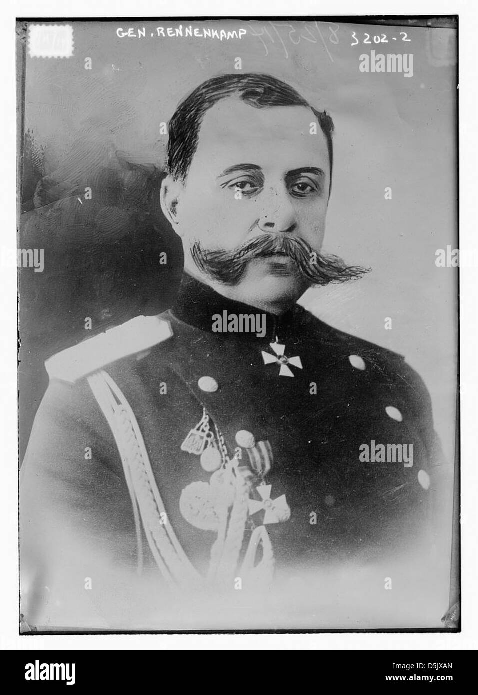 Questo ritratto mostra il generale Rennenkamp, un ufficiale militare, probabilmente tra l'inizio e la metà del XX secolo. L'immagine fa parte di una serie che documenta figure militari durante la guerra. Foto Stock