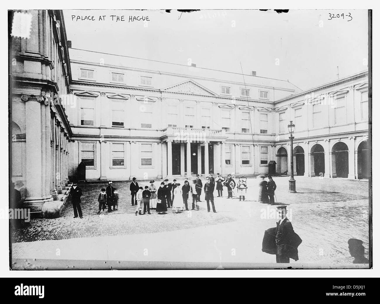 La fotografia mostra il Palazzo dell'Aia, situato nell'Olanda meridionale. Questo edificio ha un significato politico e culturale nei Paesi Bassi, riflettendo la governance storica e l'architettura del paese. Foto Stock