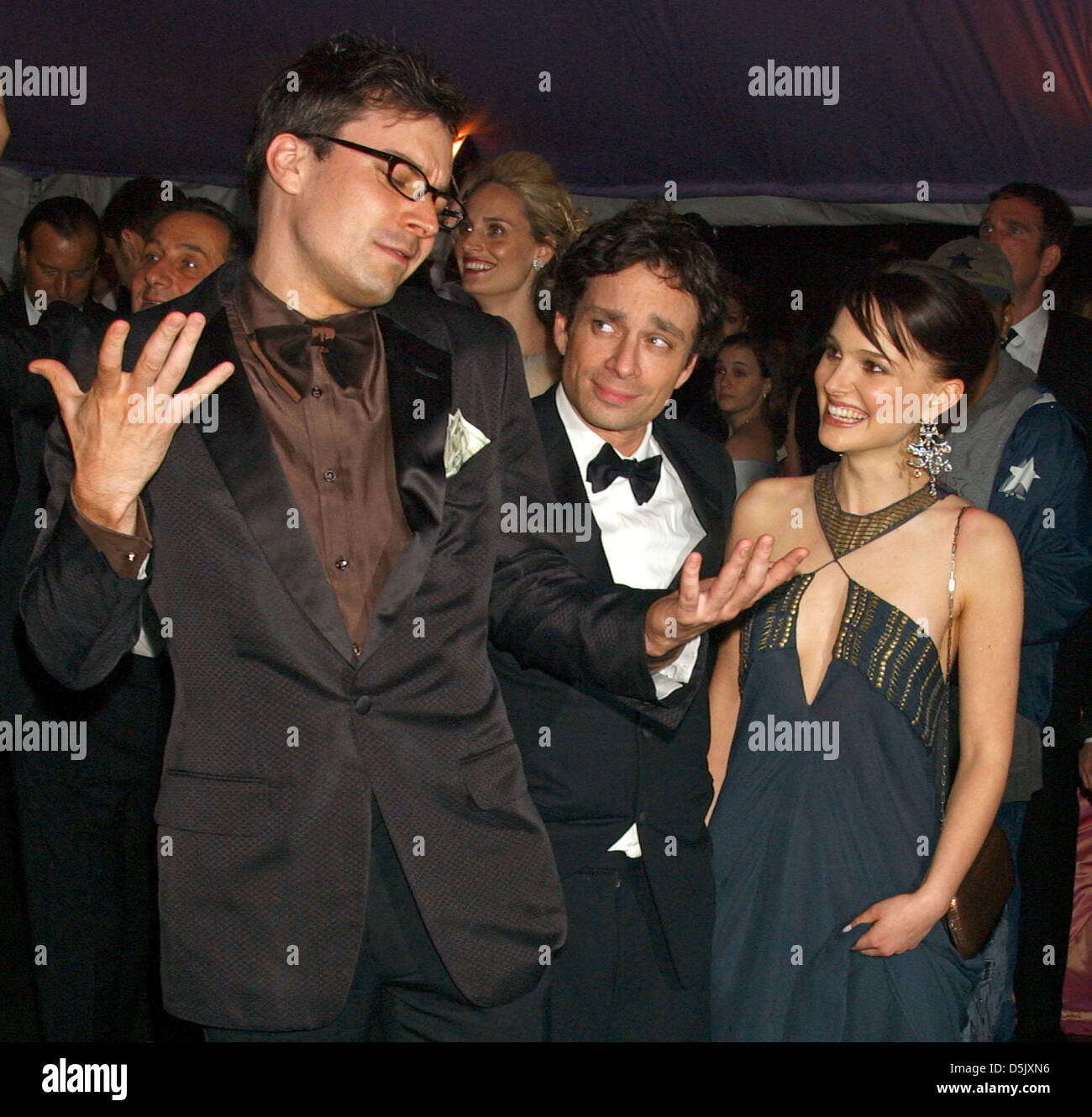 Apr 26, 2004 - New York New York, Stati Uniti - JIMMY FALLON, CHRIS KATTAN, e Natalie Portman presso le partenze per il Costume Institute Gala per celebrare "pericoloso Liasons: Moda & mobili nel XVIII secolo" presso il Metropolitan Museum of Art. (Credito Immagine: © Dan Herrick/ZUMAPRESS.com) Foto Stock