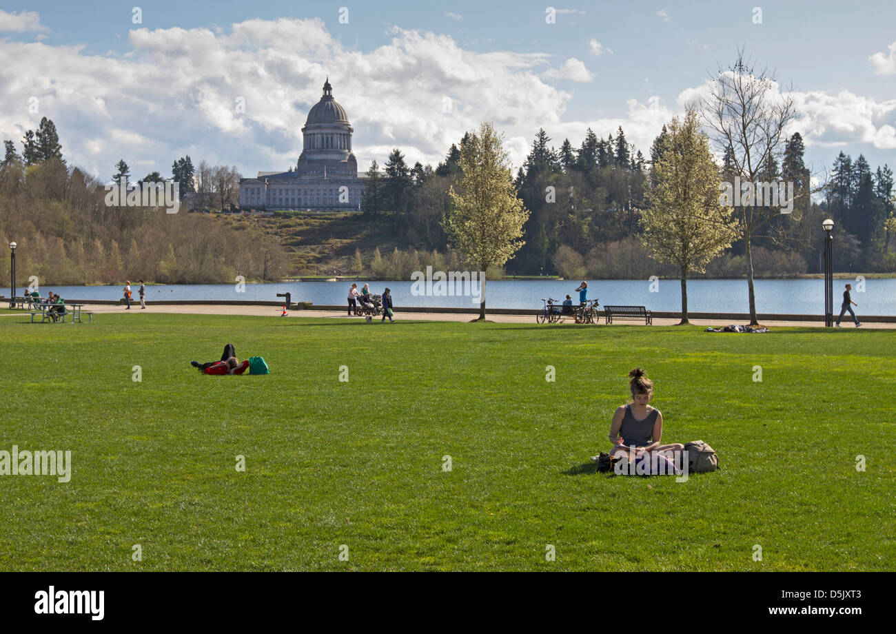 Capitol Lake in Olympia, Washington, con il Capitol Building in background. Foto Stock