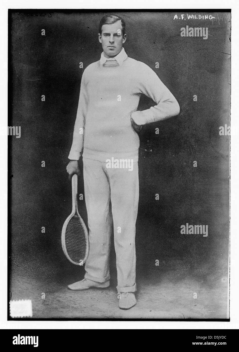 Un ritratto di A.F. Wilding, un tennista neozelandese, catturato in una posizione formale con la sua racchetta da tennis. L'immagine riflette l'atletismo e lo status di Wilding nello sport durante la sua carriera. Foto Stock