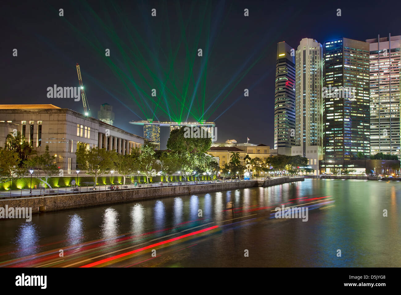 Singapore Central Business District (CBD) dello skyline della città da Boat Quay lungo il Fiume Singapore con luce laser show di notte Foto Stock