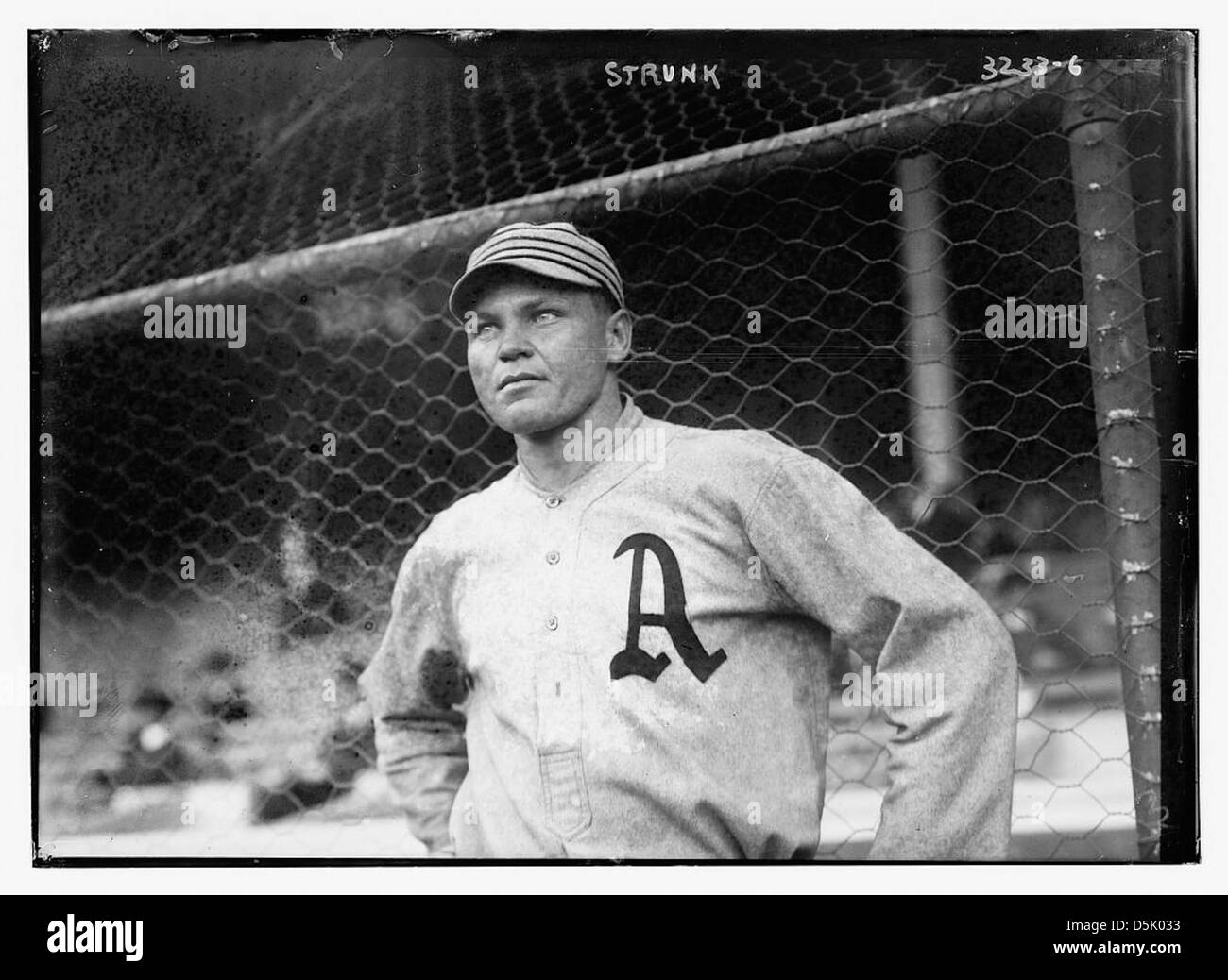 Una fotografia di Amos Strunk, un giocatore dei Philadelphia Athletics della American League, scattata al Polo Grounds. L'immagine cattura Strunk in azione, mostrando il suo ruolo nel baseball all'inizio del XX secolo. Foto Stock
