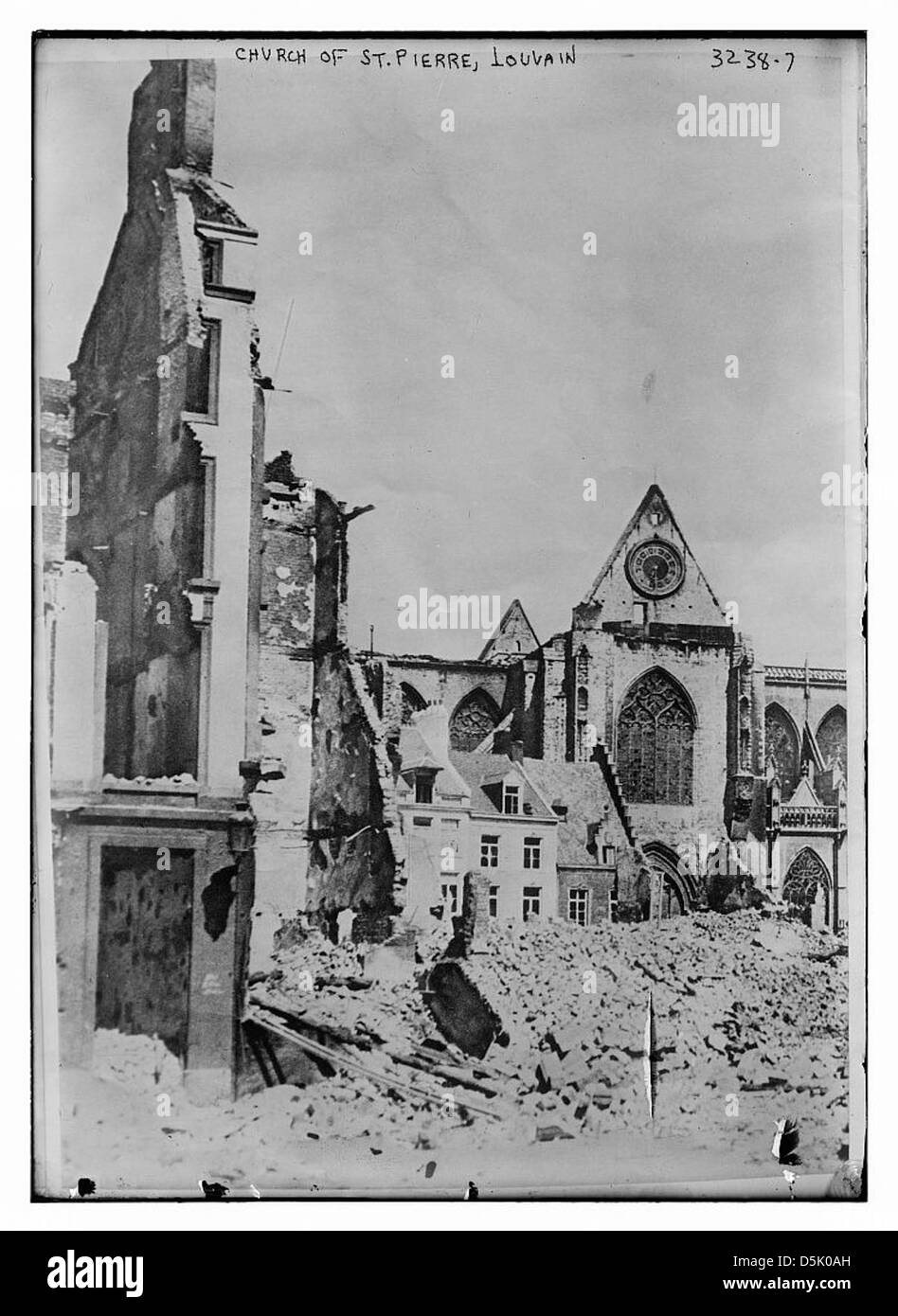 La chiesa di San Pietro a Lovanio, in Belgio, è stata gravemente danneggiata durante la prima guerra mondiale. Questa fotografia mostra la distruzione causata dalla guerra, con macerie e rovine che circondano la chiesa, simbolo della devastazione della grande Guerra in Belgio. Foto Stock