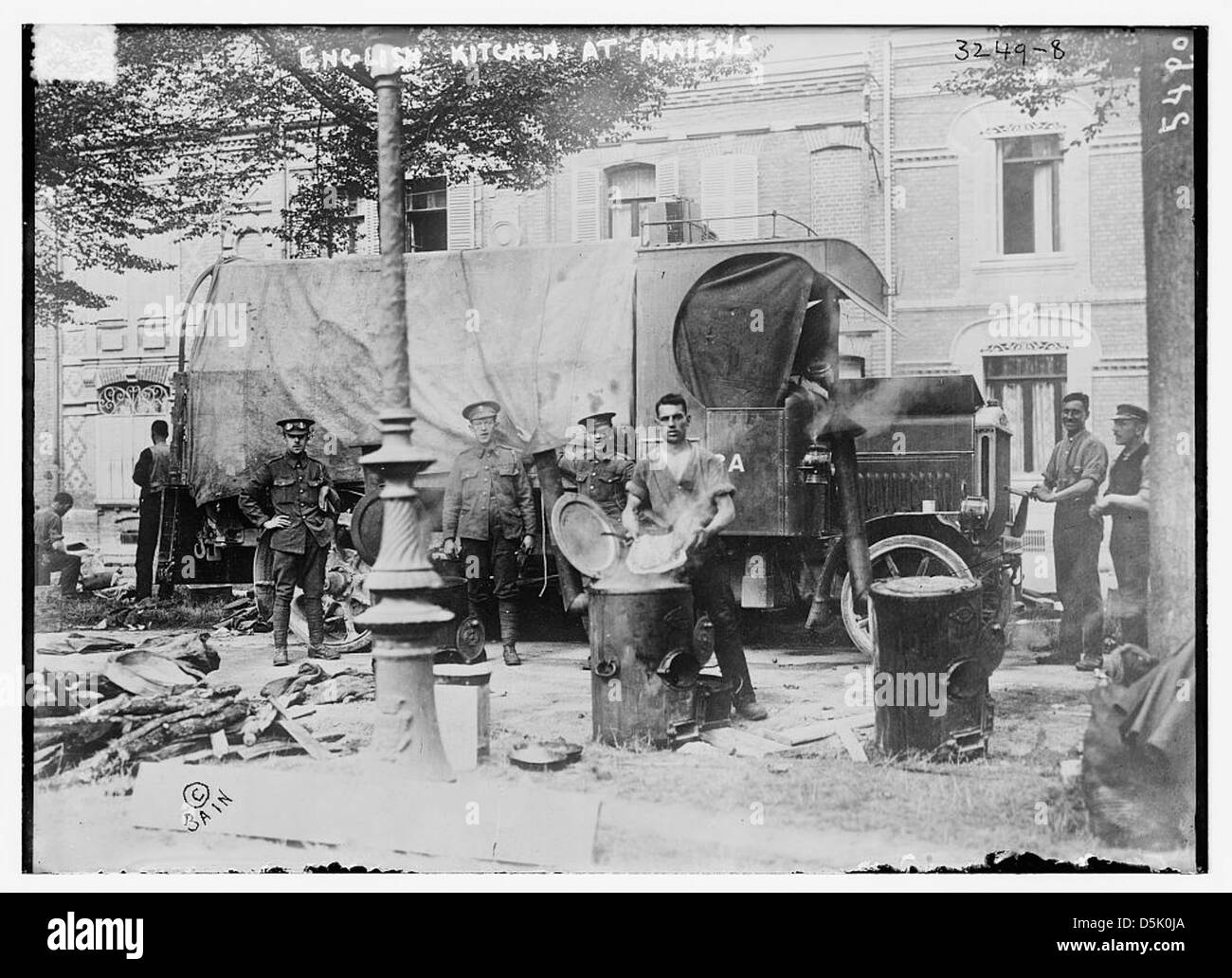Questa fotografia mostra una cucina da campo dell'esercito britannico ad Amiens, in Francia, durante la prima guerra mondiale, i soldati stanno preparando il cibo in un casino di campi come parte delle operazioni logistiche della grande Guerra. L'immagine cattura l'ambientazione di una cucina militare in una zona di guerra. Foto Stock