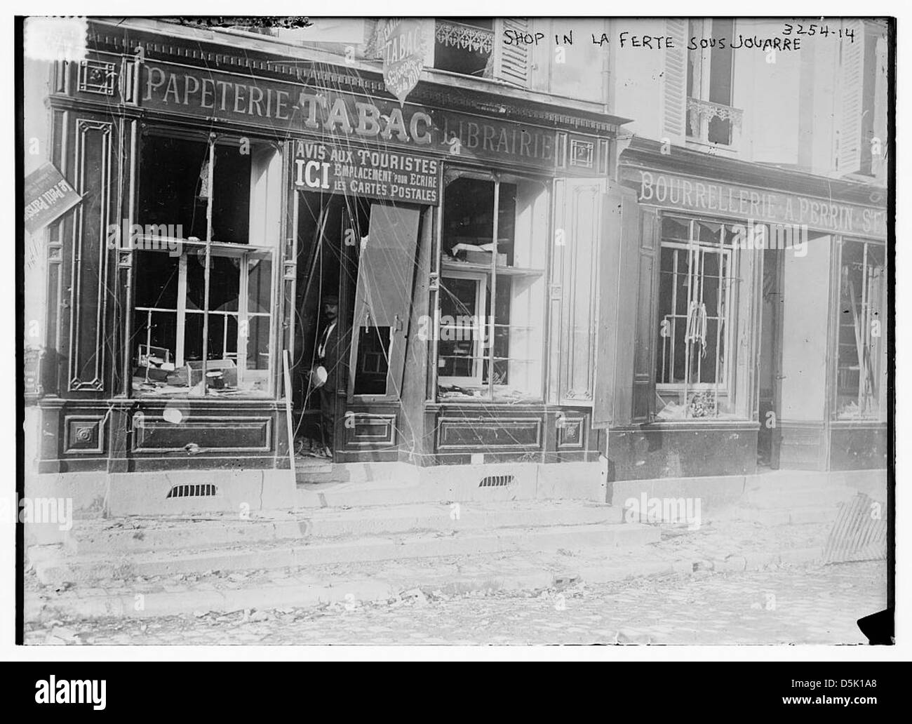 Una fotografia storica della prima guerra mondiale che mostra un negozio a la Ferté-sous-Jouarre, in Francia, durante la grande Guerra, segnato da sentimenti anti-tedeschi e vandalismo. Foto Stock