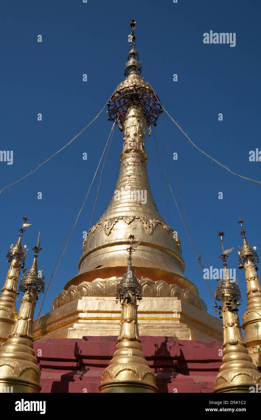 Stupas a Popa Taung Kalat tempio, il Monte Popa, vicino a Bagan, Myanmar (Birmania) Foto Stock