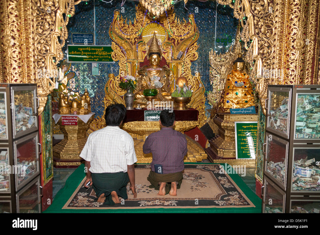 Adoratori di pregare all'interno Popa Taung Kalat tempio, il Monte Popa, vicino a Bagan, Myanmar (Birmania) Foto Stock