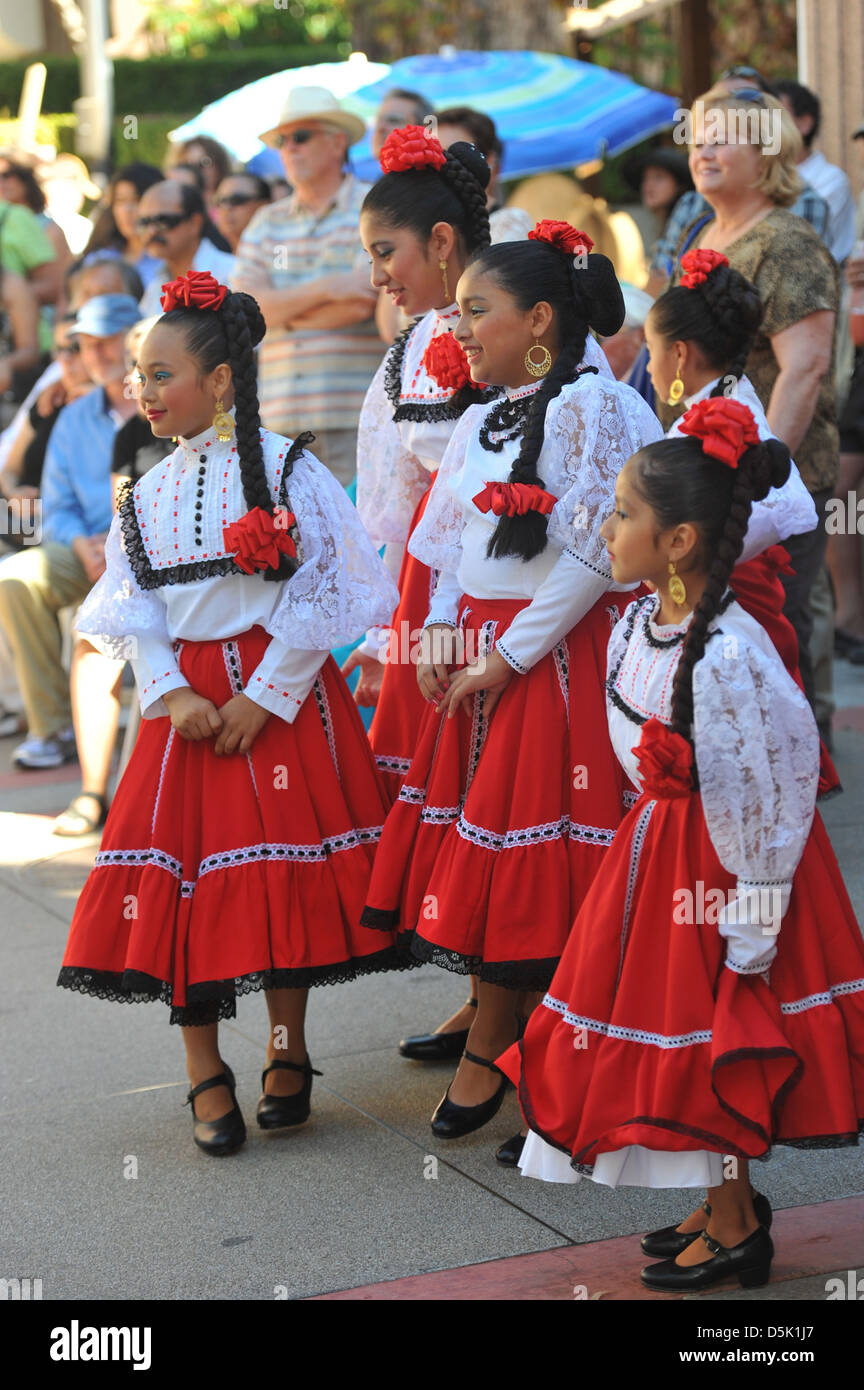 Ballerini di danza folcloristica gruppo Quetzalcoatl, Santa Barbara. 2013 Foto Stock