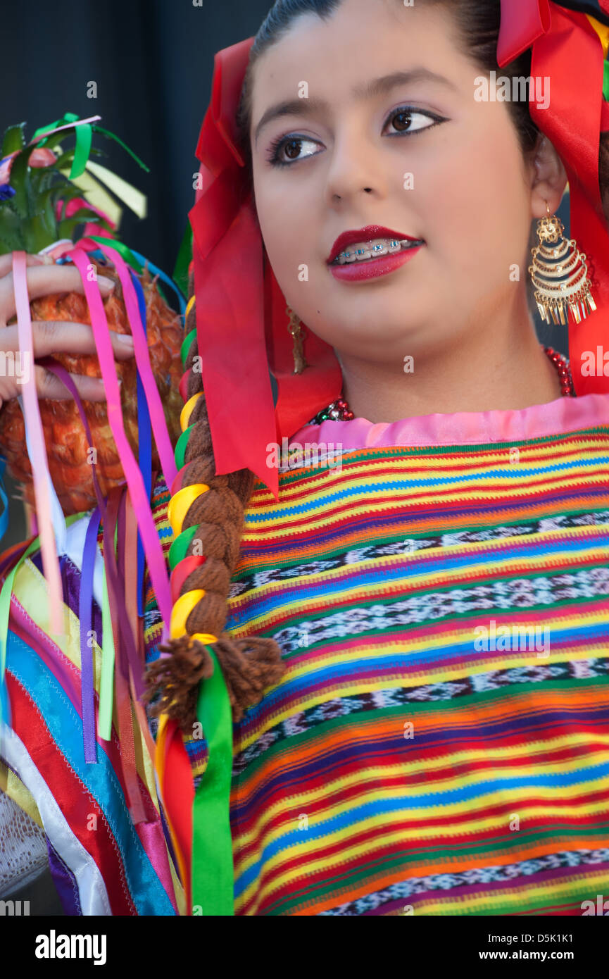 Interpreti di danza folcloristica gruppo Quetzalcoatl, Santa Barbara. 2013 Foto Stock