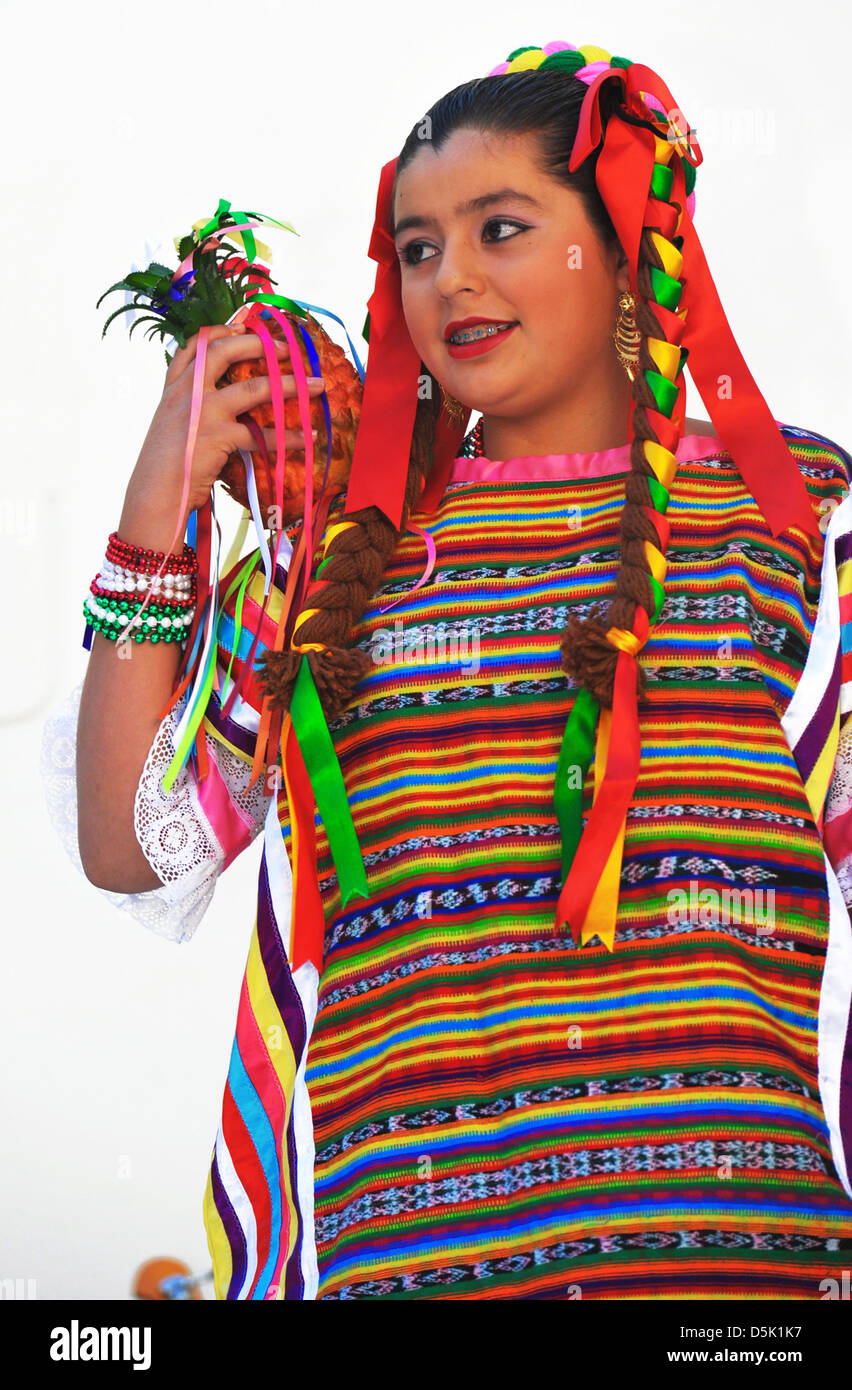 Interpreti di danza folcloristica gruppo Quetzalcoatl, Santa Barbara. 2013 Foto Stock