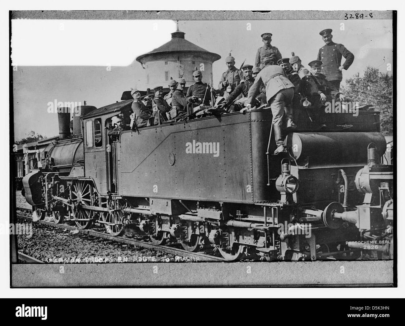 Questa fotografia mostra le truppe tedesche in viaggio verso la Russia durante la prima guerra mondiale. L'immagine raffigura l'esercito imperiale tedesco e include una locomotiva a vapore, parte del movimento bellico dei soldati. Foto Stock